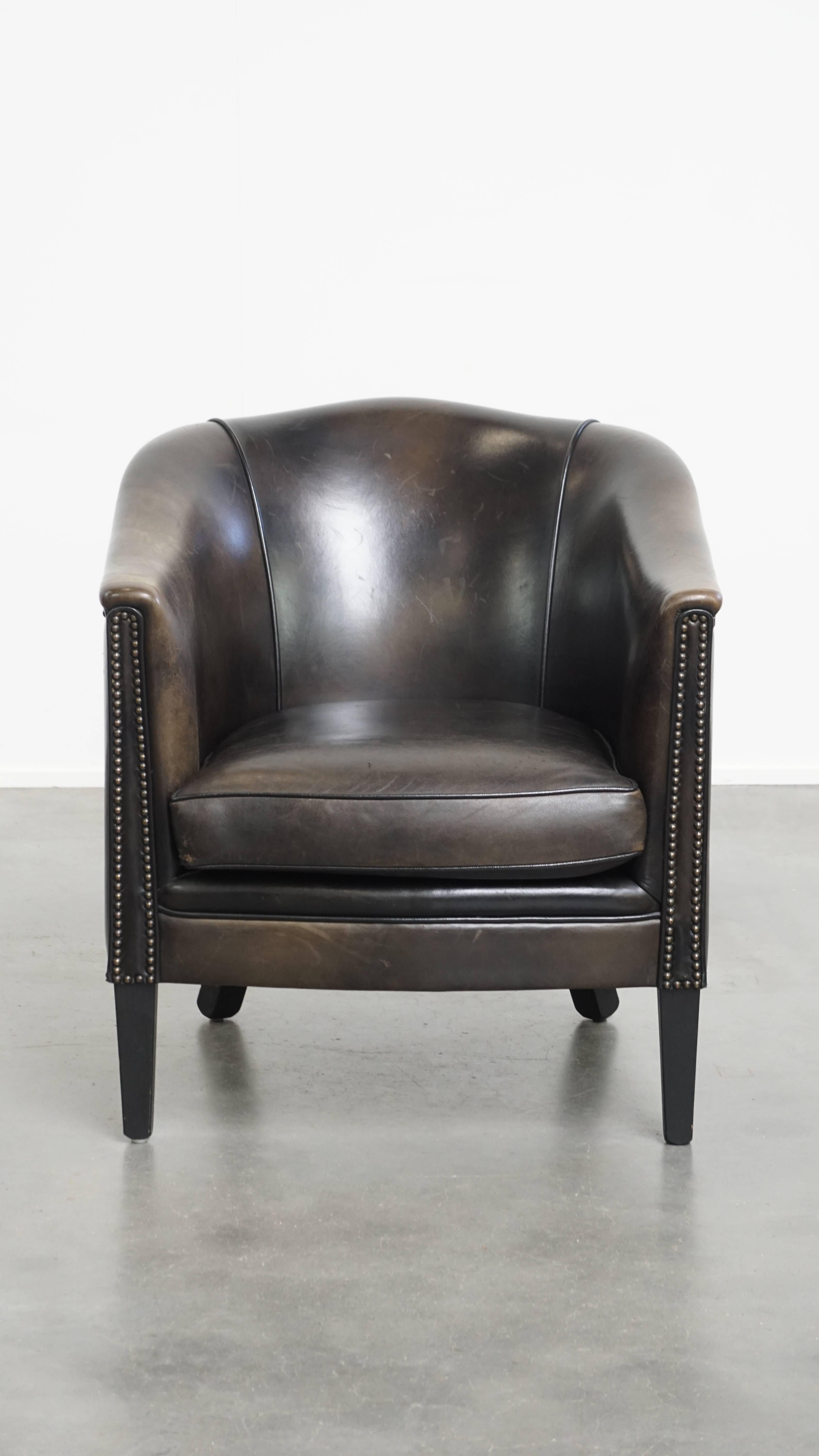 In offerta c'è questa poltrona club nera/grigia, unica e raffinata, realizzata in pelle di pecora con una bella patina. Questa splendida e sobria poltrona in pelle di pecora nera/grigia, grazie al suo design e al suo aspetto senza tempo, può essere