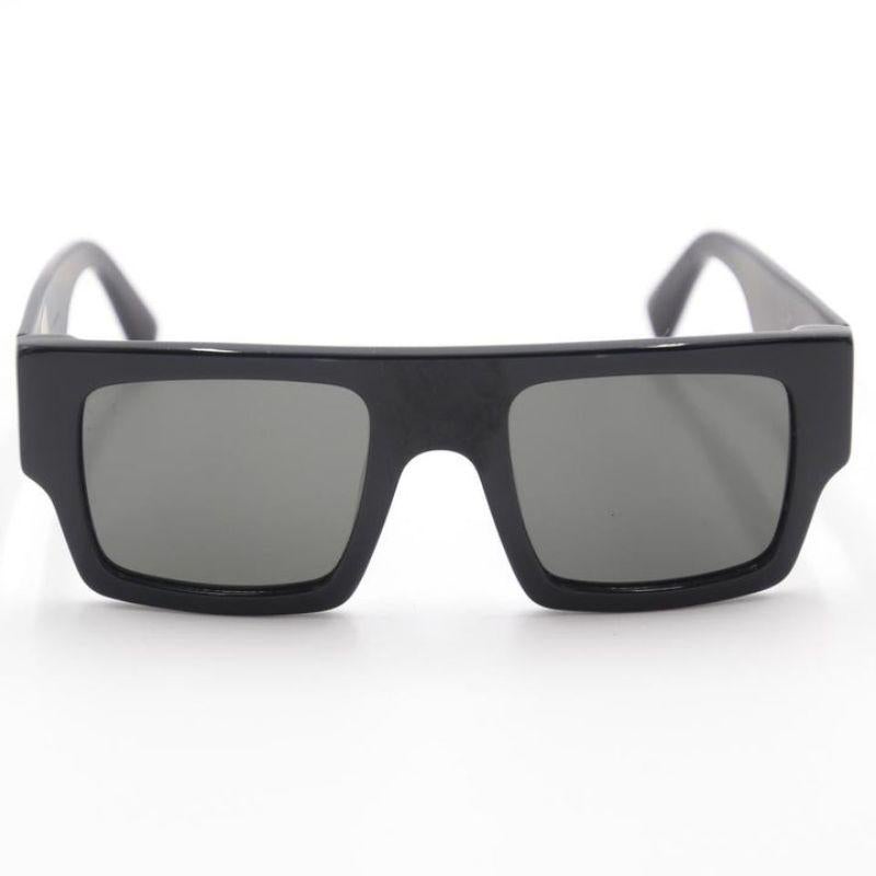 Lunettes de soleil carrées en acétate gris dégradé en maille noire 68-BL-GRG

Soyez plus beau que jamais avec ces lunettes de soleil AM Eyewear noires à la mode ! Les lentilles assurent une protection UV à 100 % tout en conservant le sens du style.
