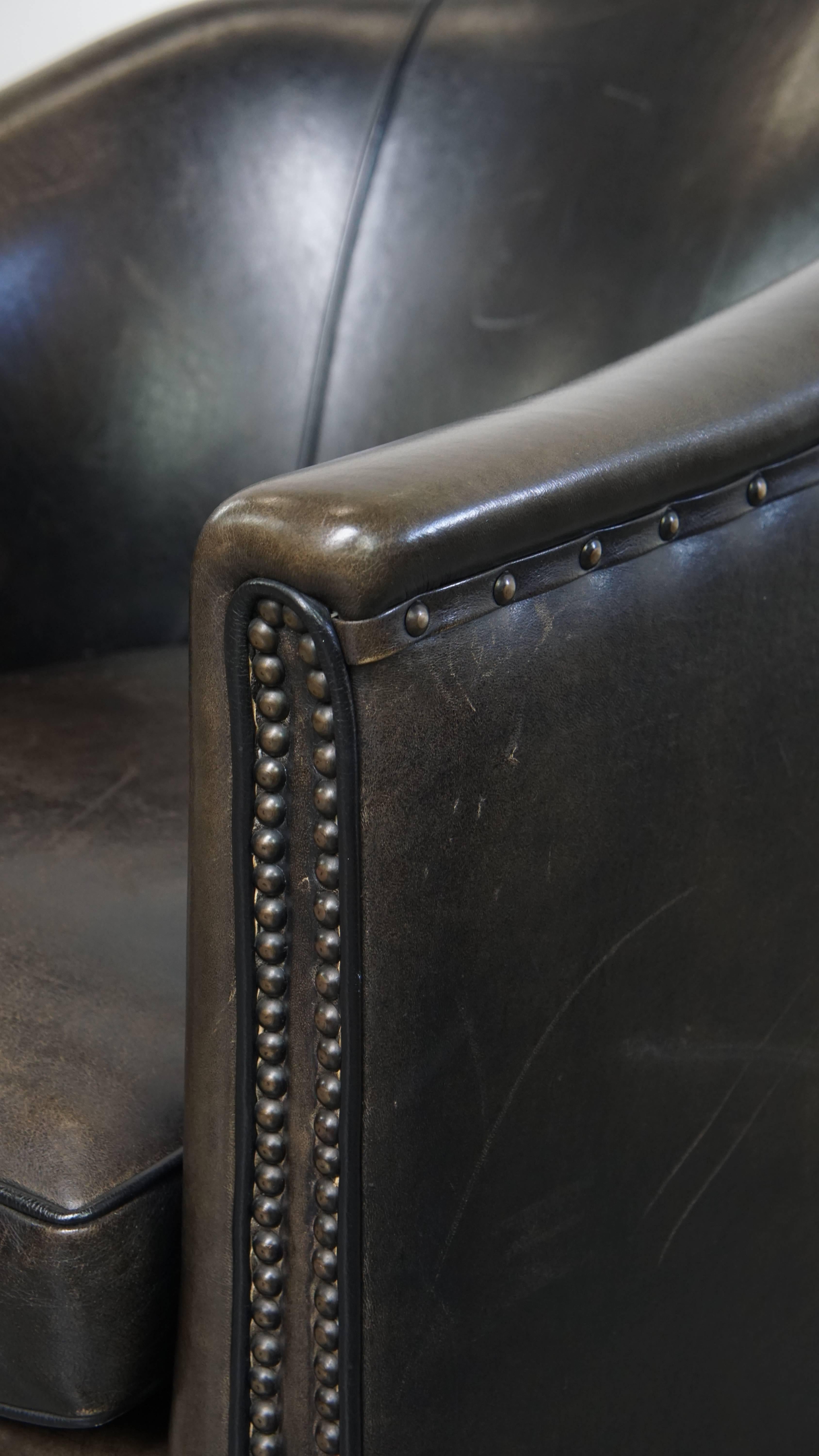 Sillón club de piel de oveja negra/gris en venta 3