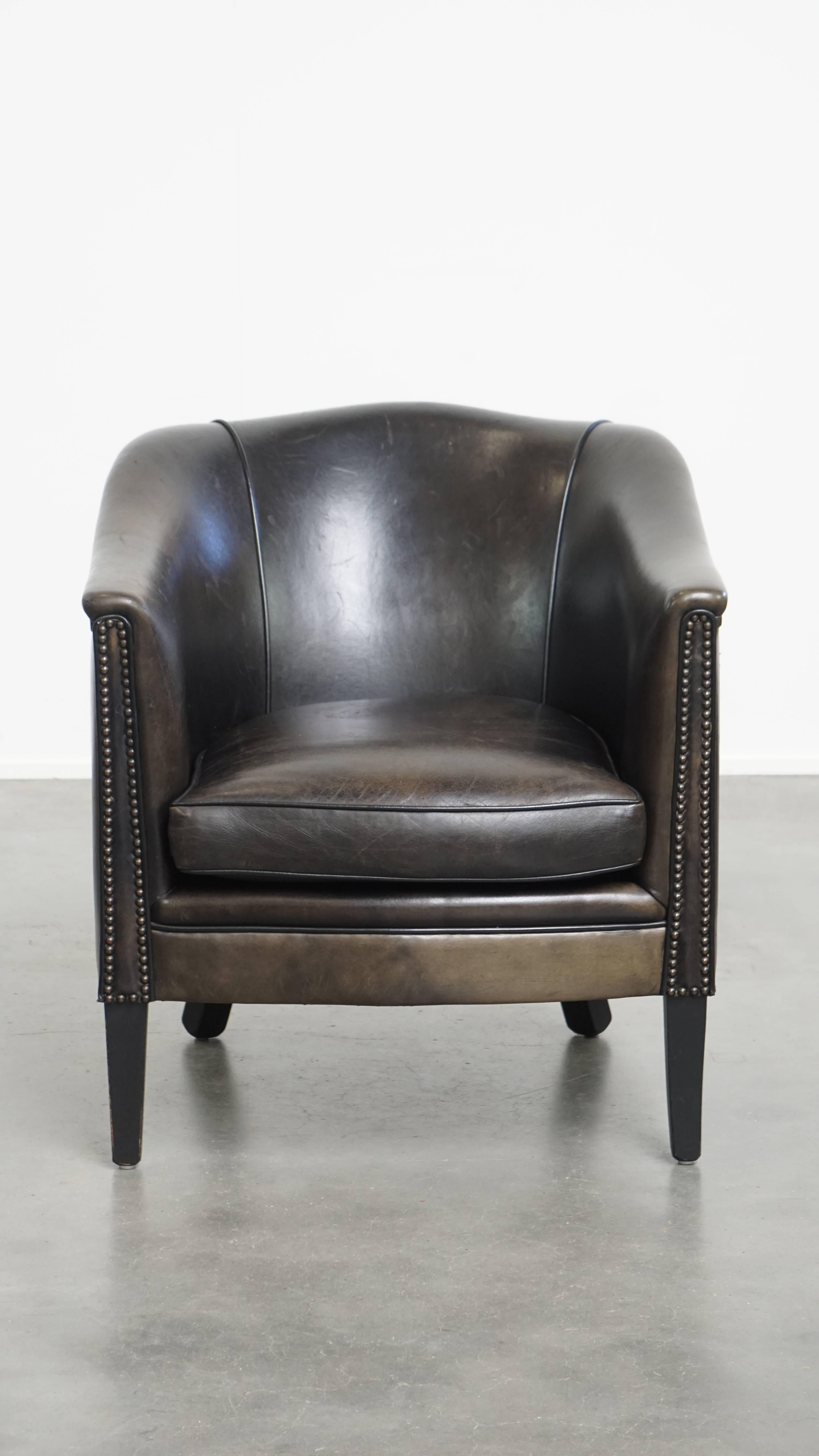 Se ofrece: este singular y sutil sillón club de piel de cordero negra/gris con una hermosa pátina.
Este discreto sillón negro/gris, de piel de oveja, encaja fácilmente en casi cualquier interior gracias a su forma elegante y su diseño