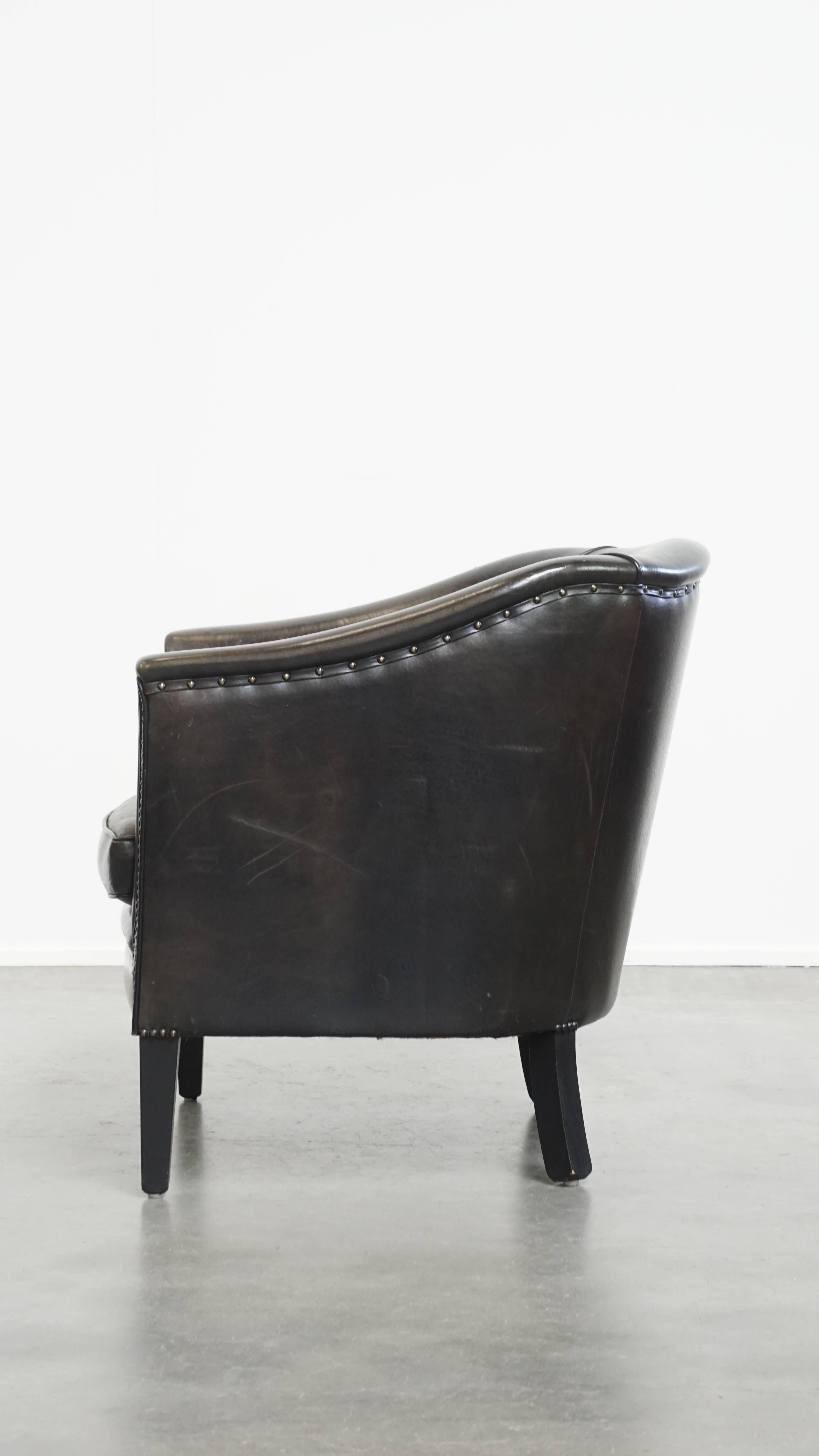 Sillón club de piel de oveja negra/gris en Bueno estado para la venta en Harderwijk, NL