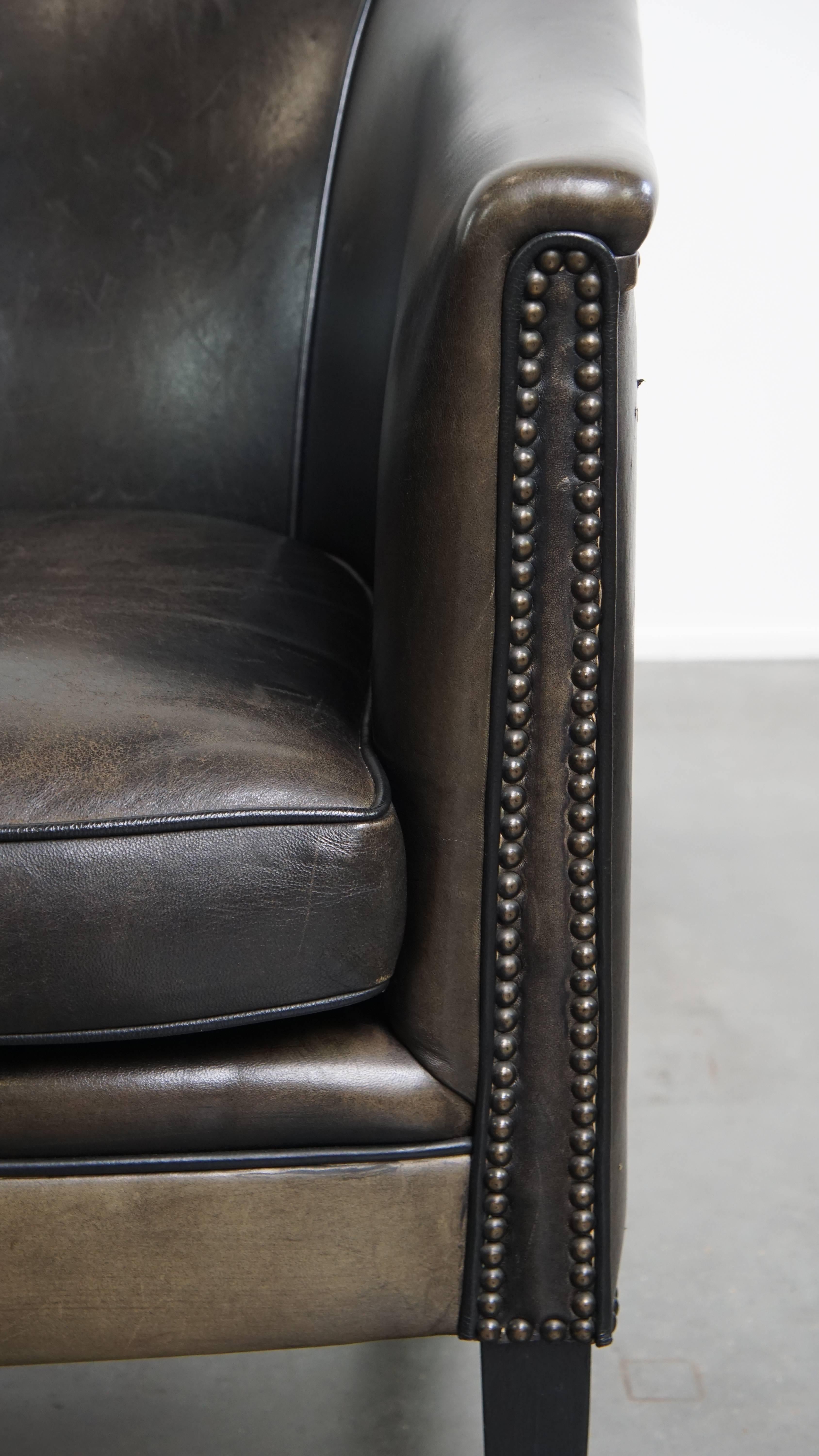 Sillón club de piel de oveja negra/gris en venta 2