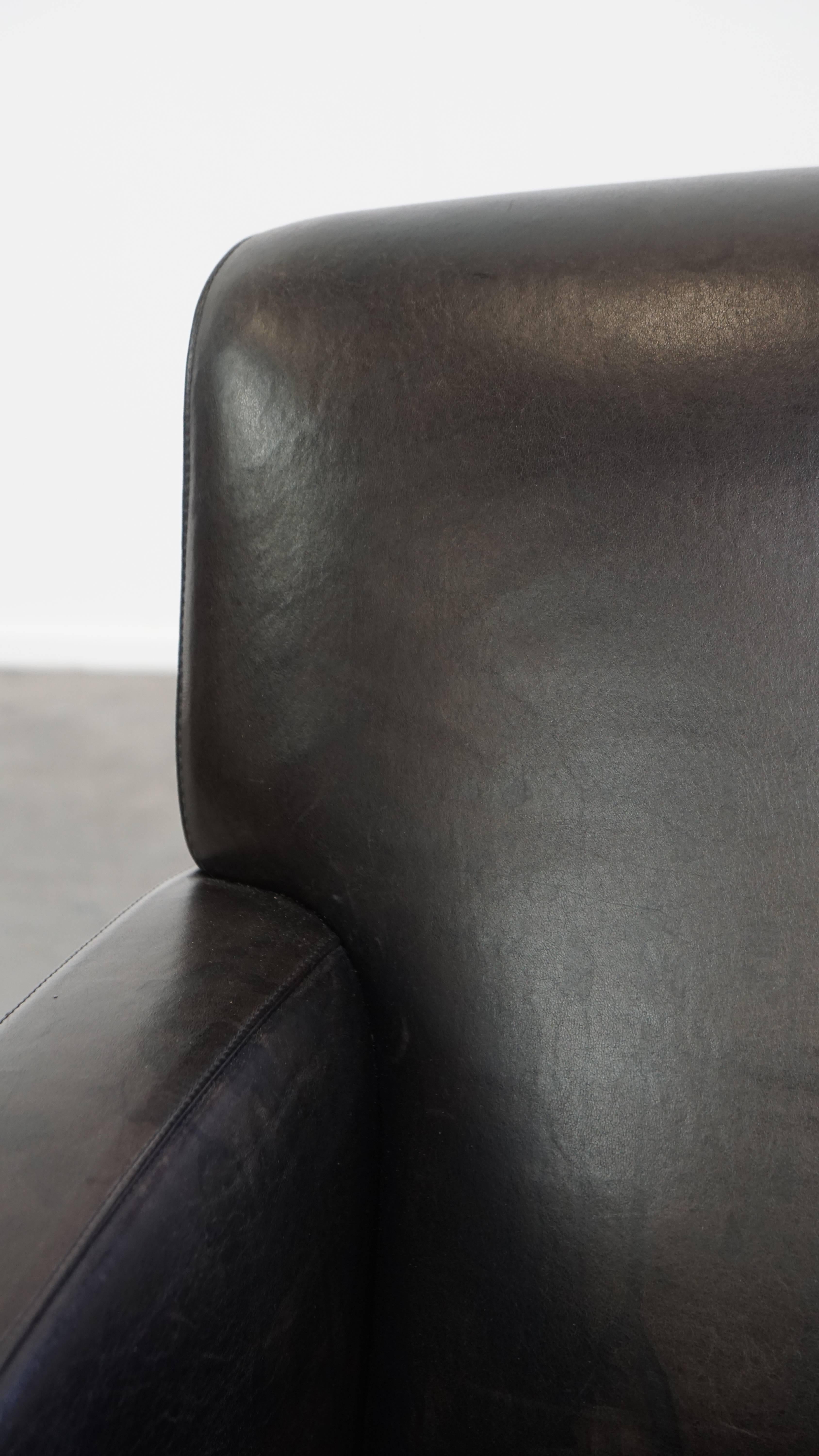 Sillón de diseño en piel de oveja negra/gris en venta 3