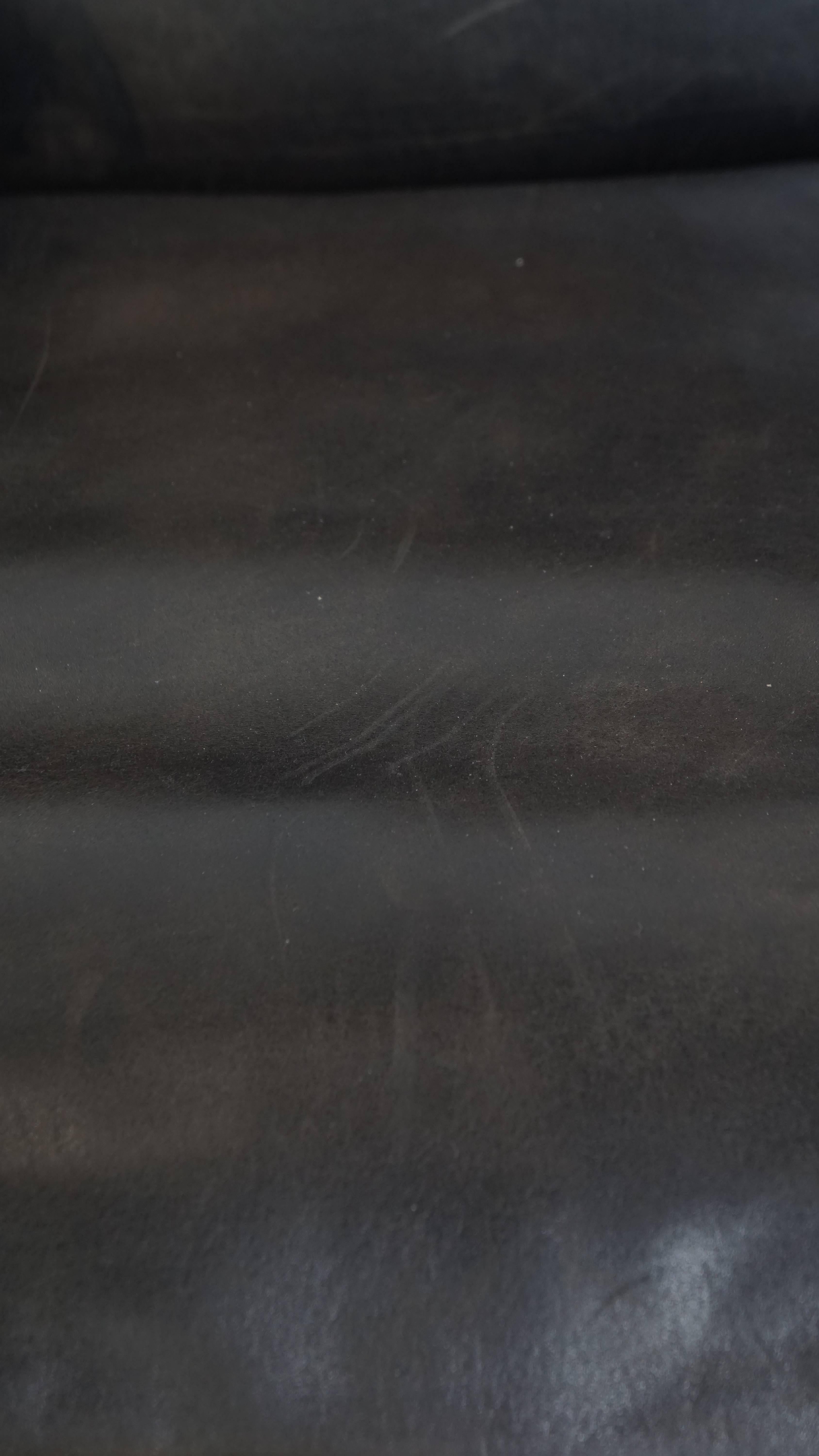 Sillón de diseño en piel de oveja negra/gris en venta 4