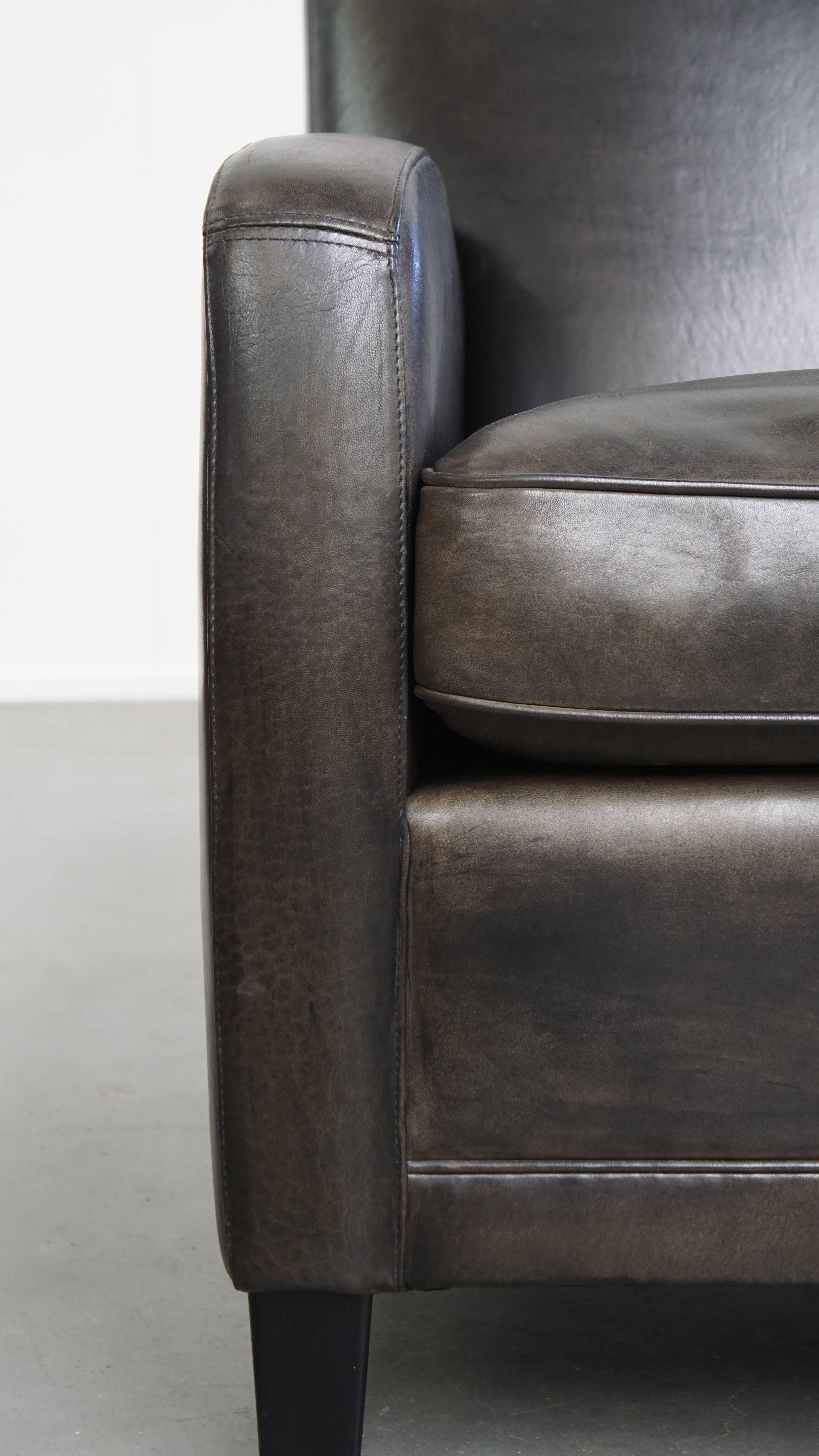 Sillón de diseño en piel de oveja negra/gris en venta 5