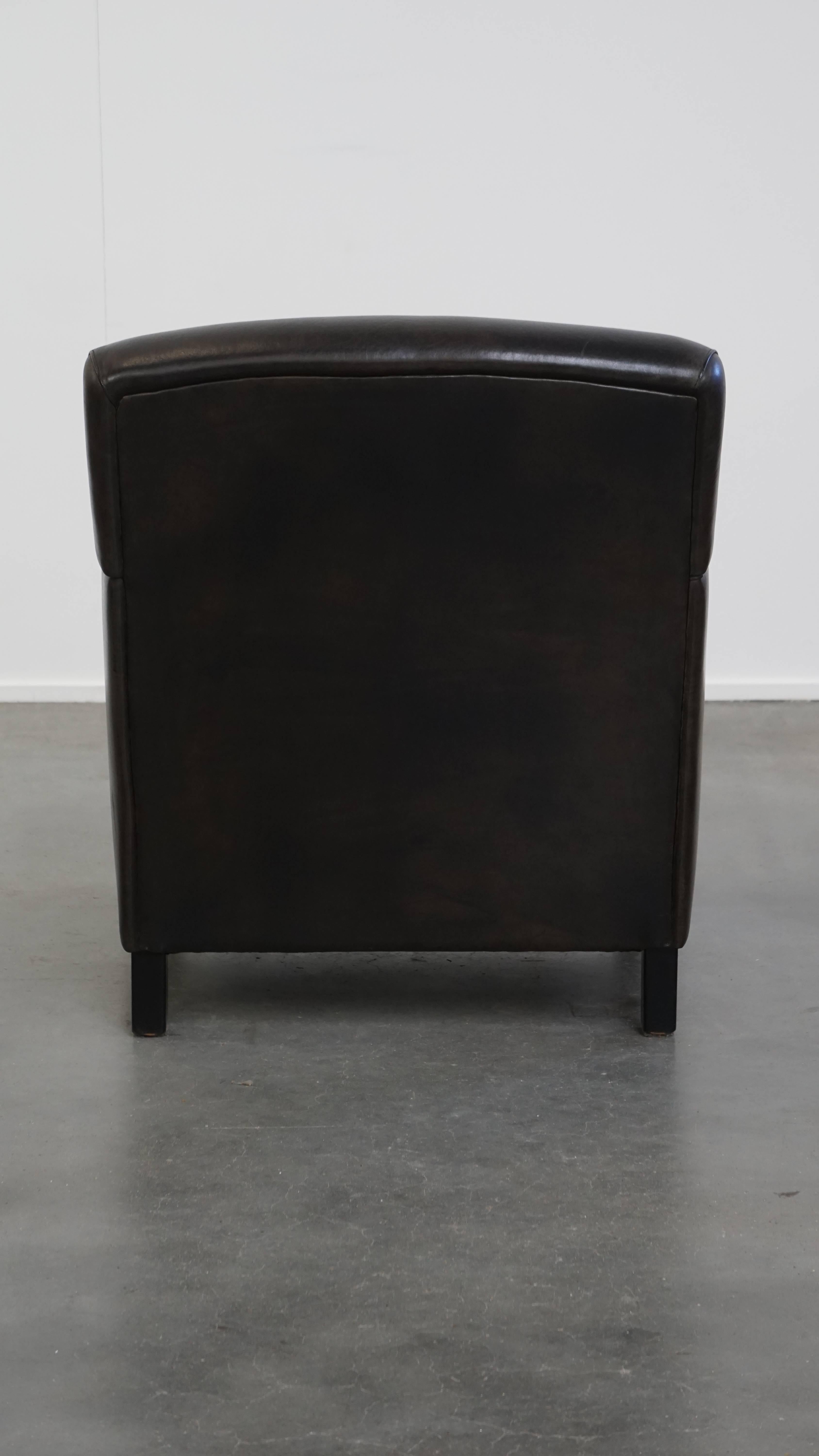 Sillón de diseño en piel de oveja negra/gris Hecho a mano en venta