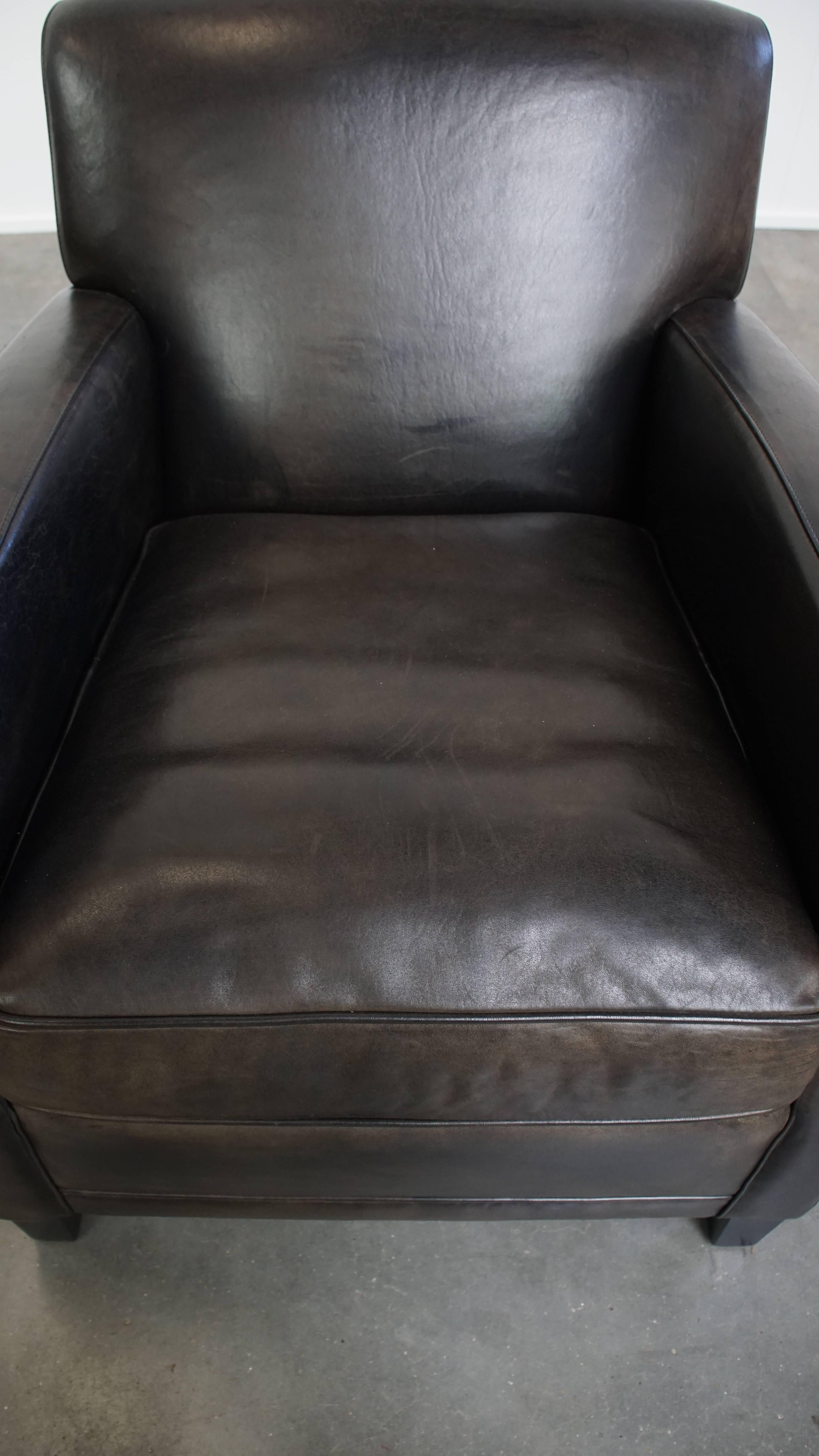 Sillón de diseño en piel de oveja negra/gris siglo XX en venta