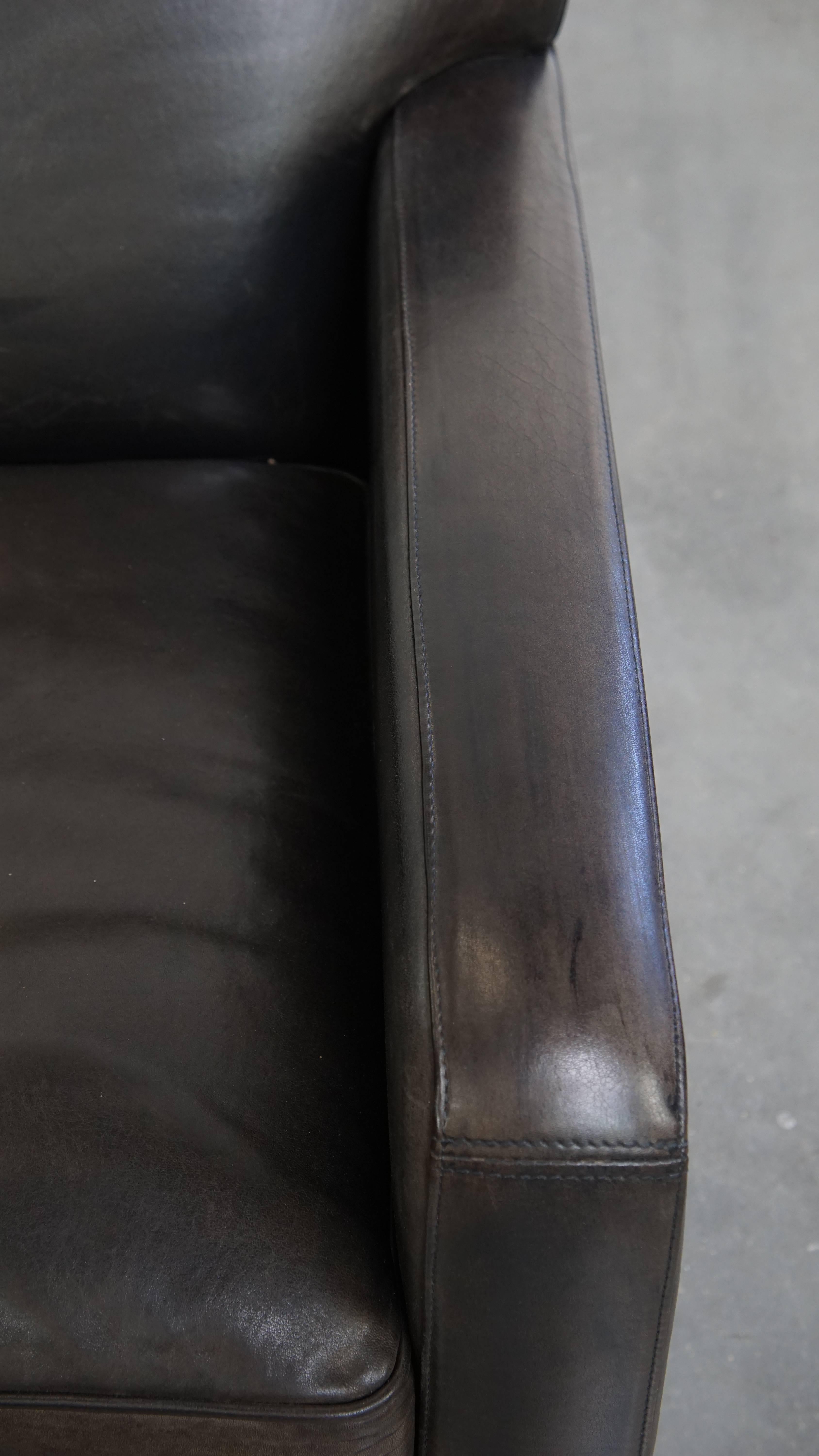Sillón de diseño en piel de oveja negra/gris en venta 1