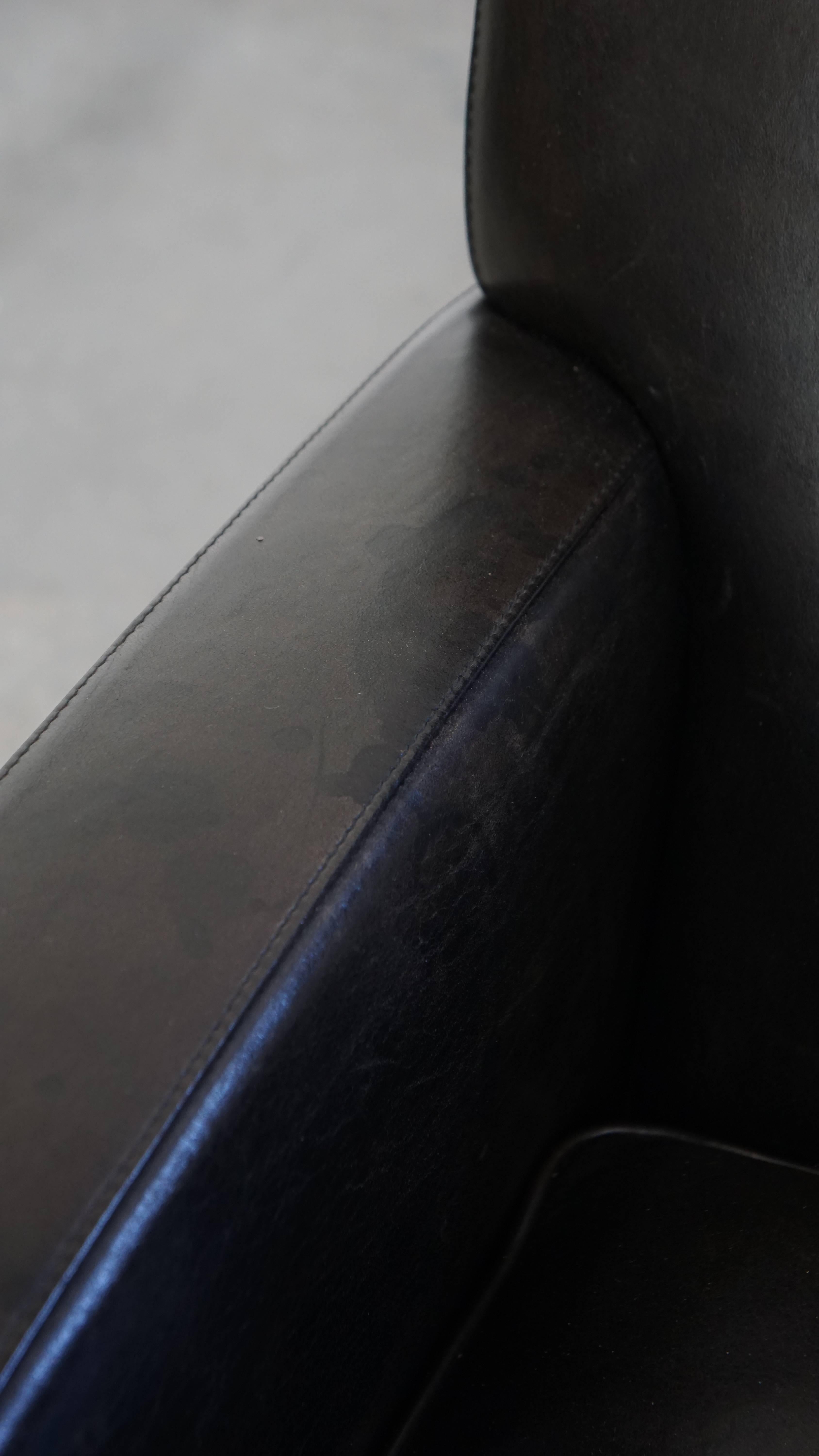 Sillón de diseño en piel de oveja negra/gris en venta 2