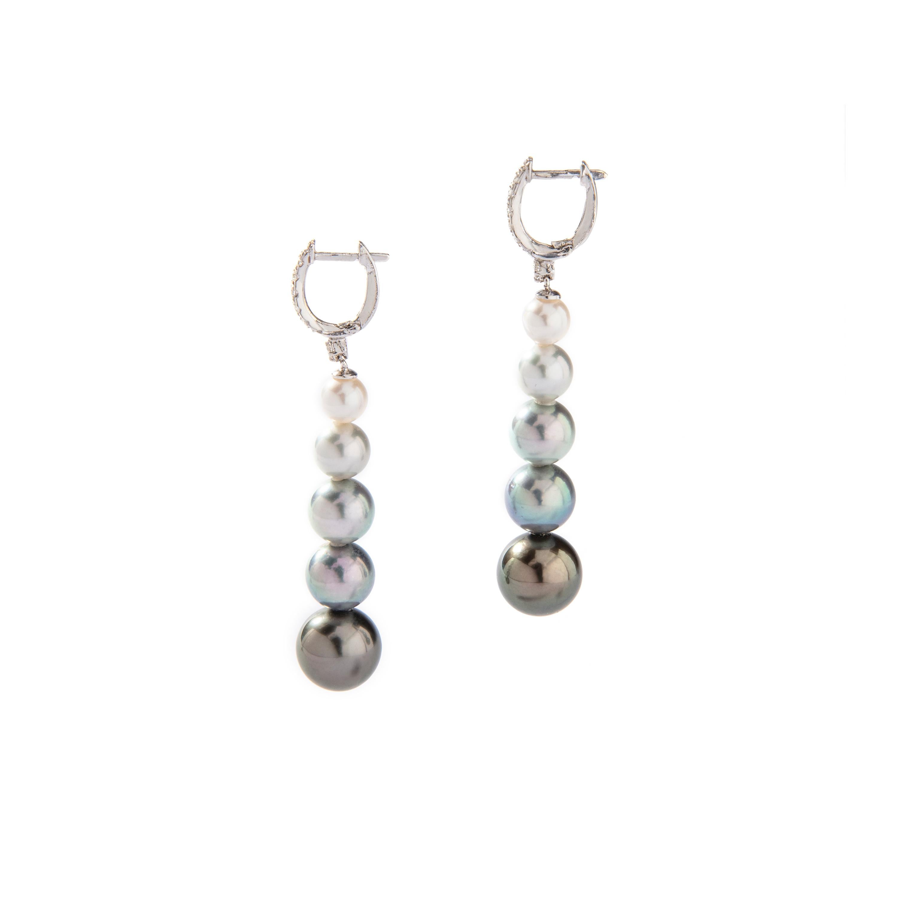 Mouvement esthétique Boucles d'oreilles or blanc 18 carats perles grises noires et blanches diamants en vente