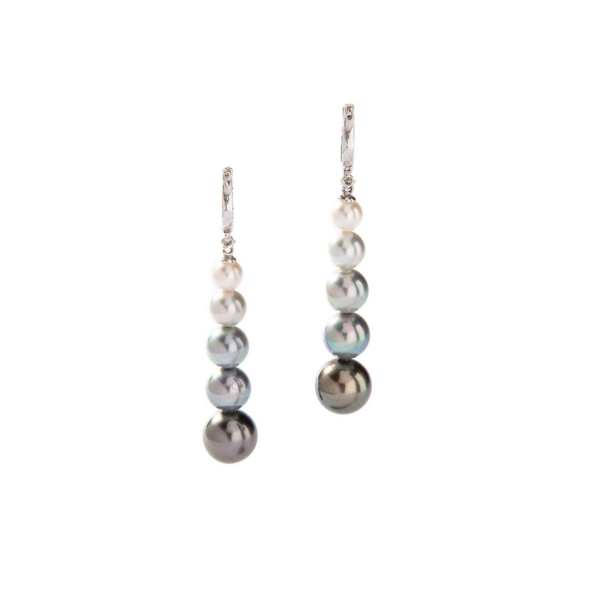 Taille ronde Boucles d'oreilles or blanc 18 carats perles grises noires et blanches diamants en vente