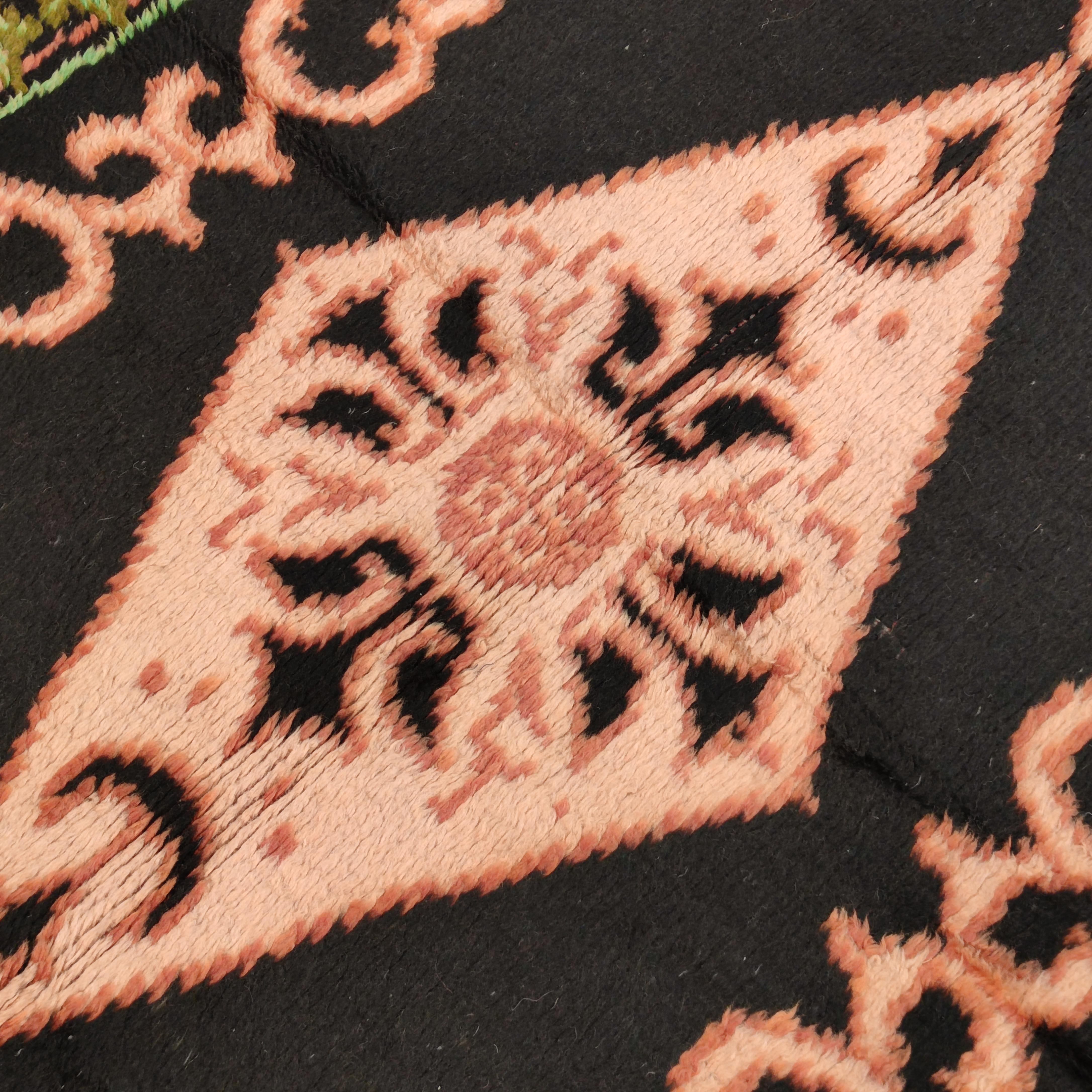 Ukrainien Tapis en coton ukrainien ancien à fond noir et à motif néo-révolutionnaire du XVIIIe siècle en vente