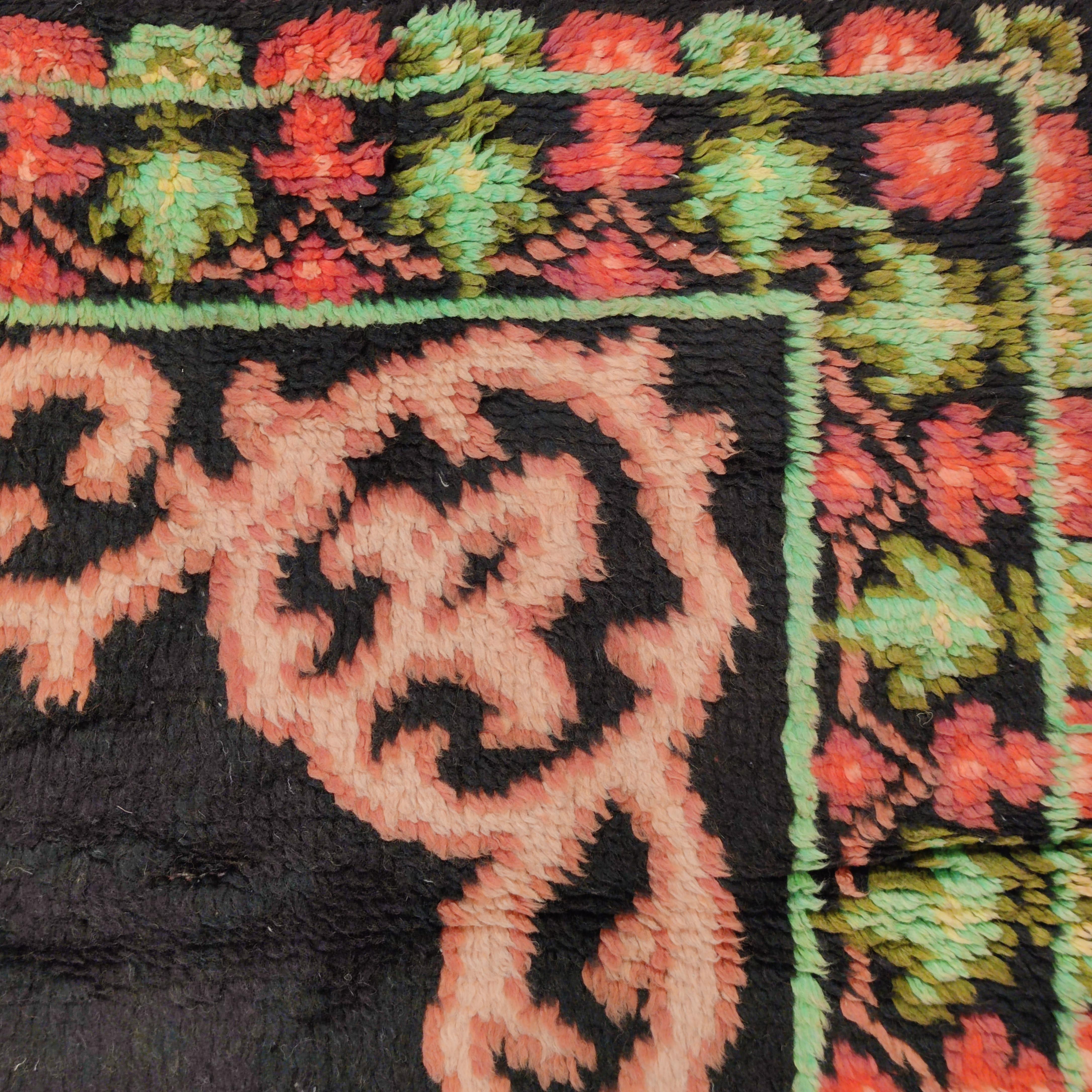 20ième siècle Tapis en coton ukrainien ancien à fond noir et à motif néo-révolutionnaire du XVIIIe siècle en vente
