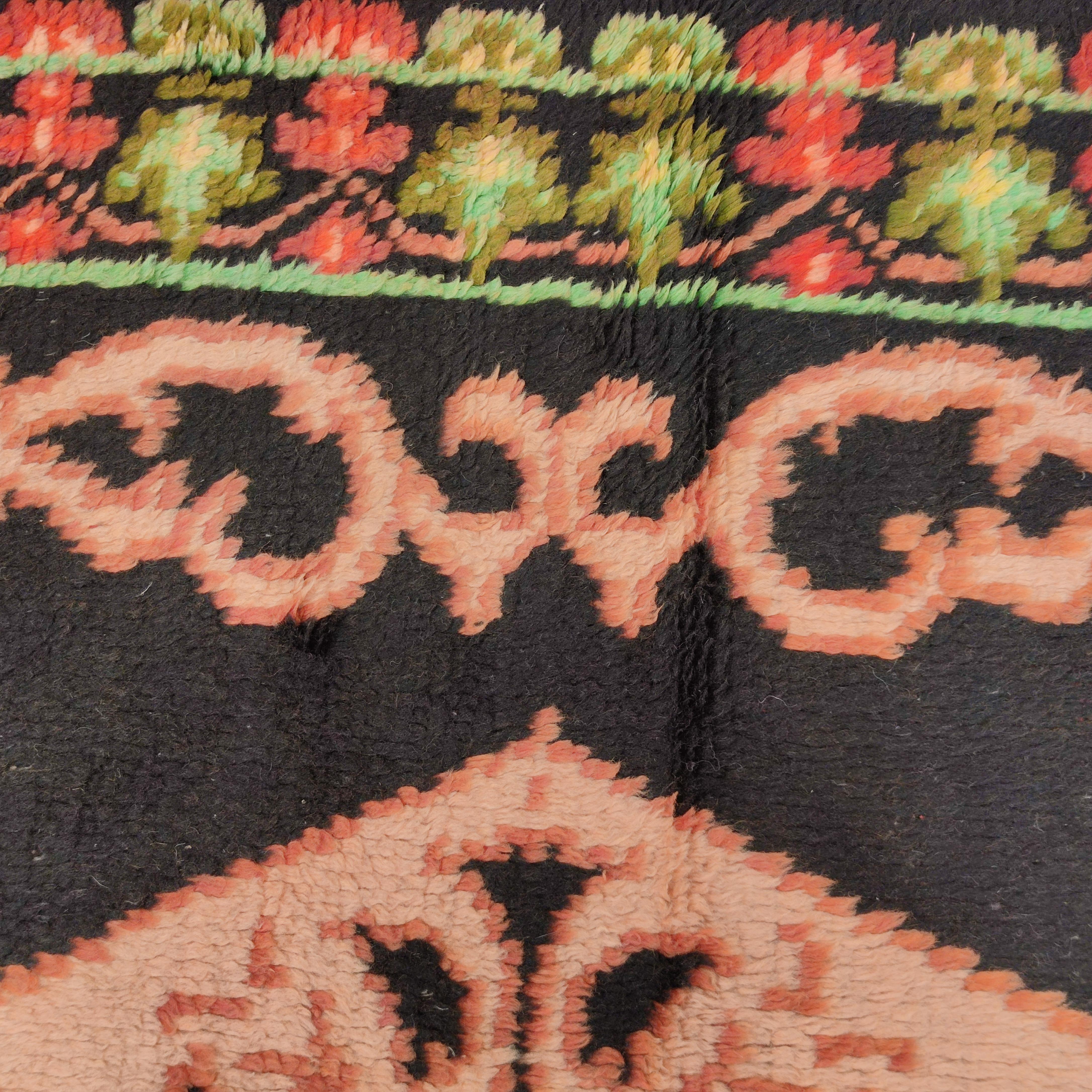 Coton Tapis en coton ukrainien ancien à fond noir et à motif néo-révolutionnaire du XVIIIe siècle en vente