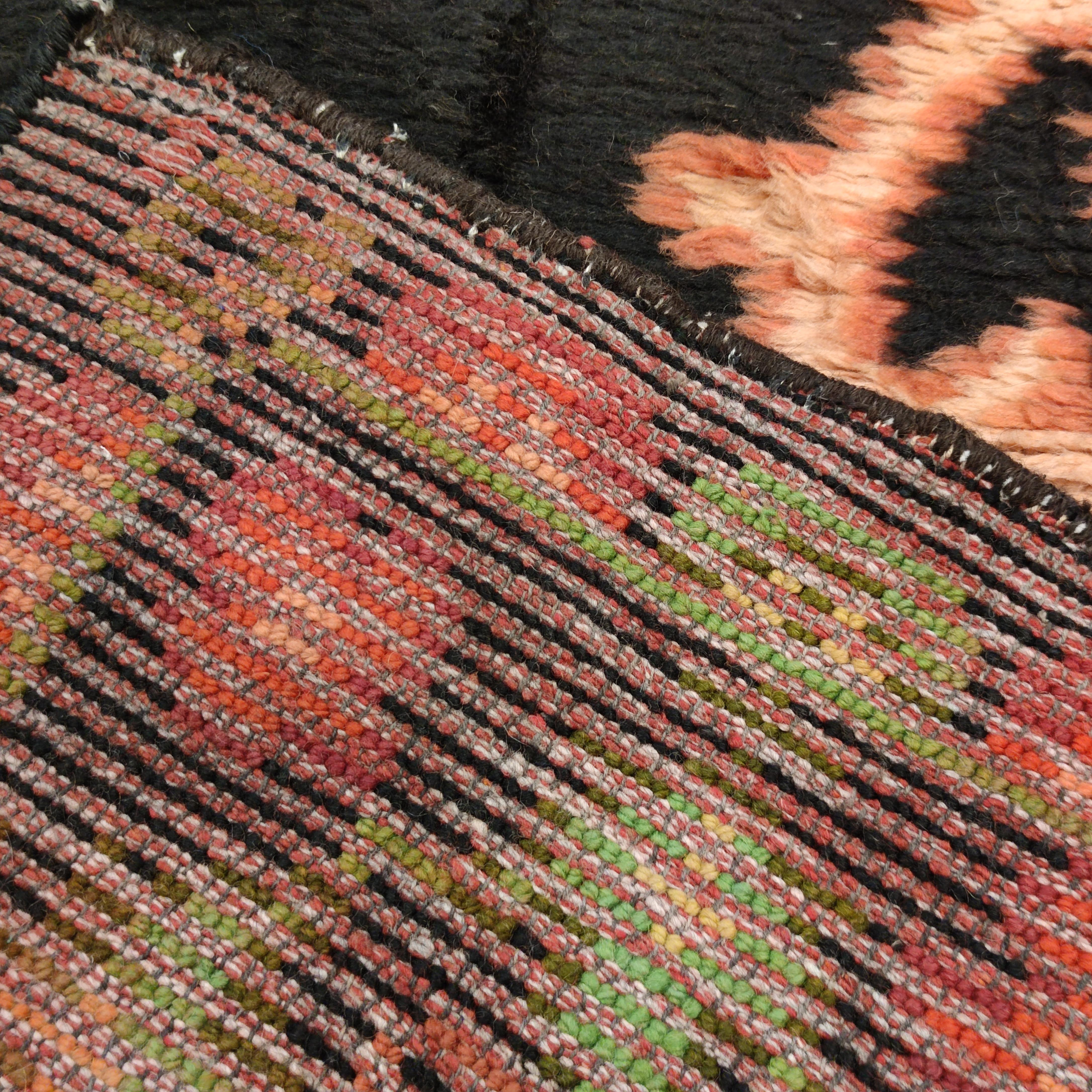 Tapis en coton ukrainien ancien à fond noir et à motif néo-révolutionnaire du XVIIIe siècle en vente 1