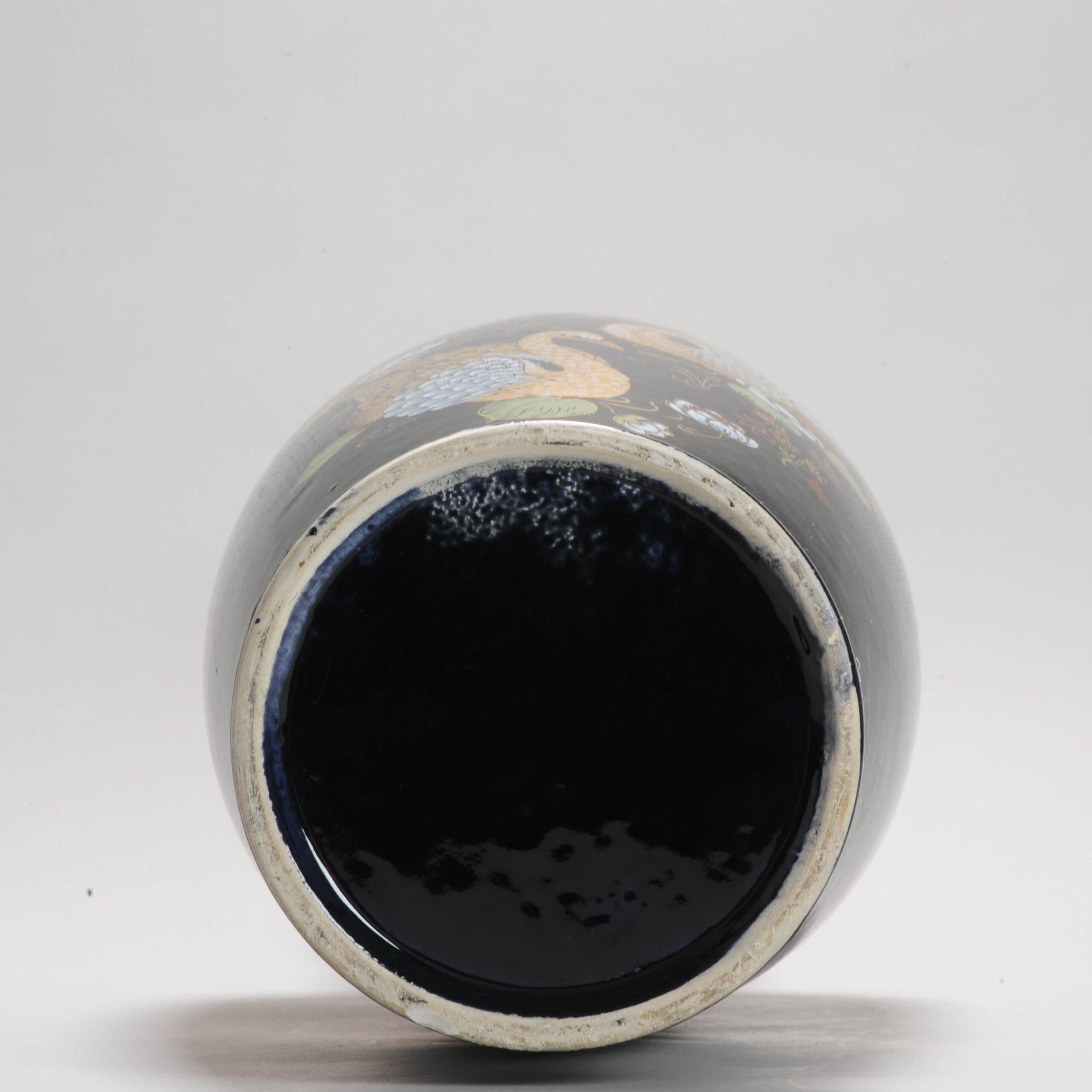 Vaso di porcellana cinese a fondo nero Proc Fencai, XX secolo In condizioni buone in vendita a Amsterdam, Noord Holland