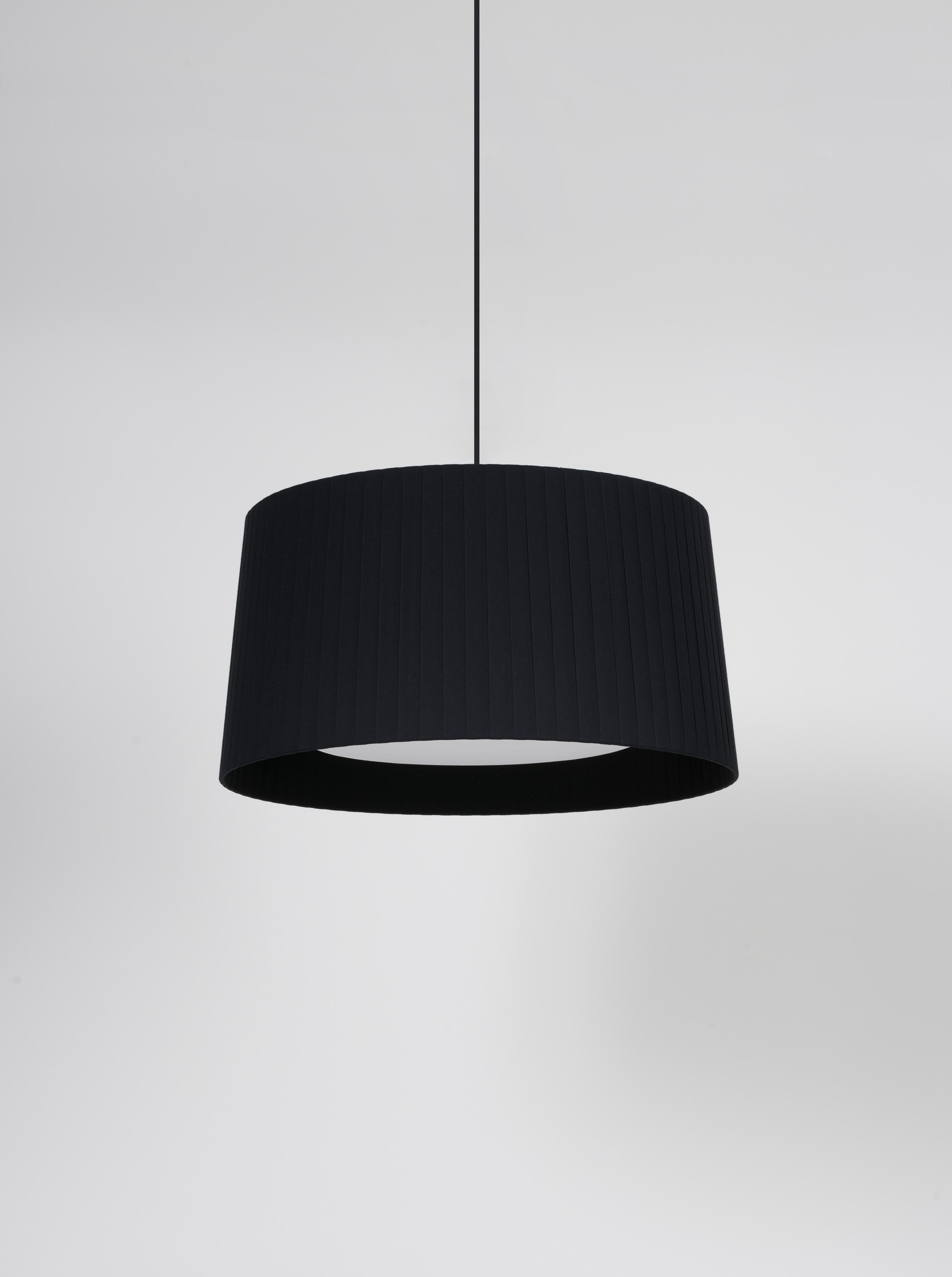 Black GT5 pendant lamp by Santa & Cole.
Dimensions: D 62 x H 32 cm.
Materials: Metal, ribbon.
Available in other colors. Available in 2 lights version.

Designed for intermediate volumes and household areas, GT5 and GT6 are hanging lamps with