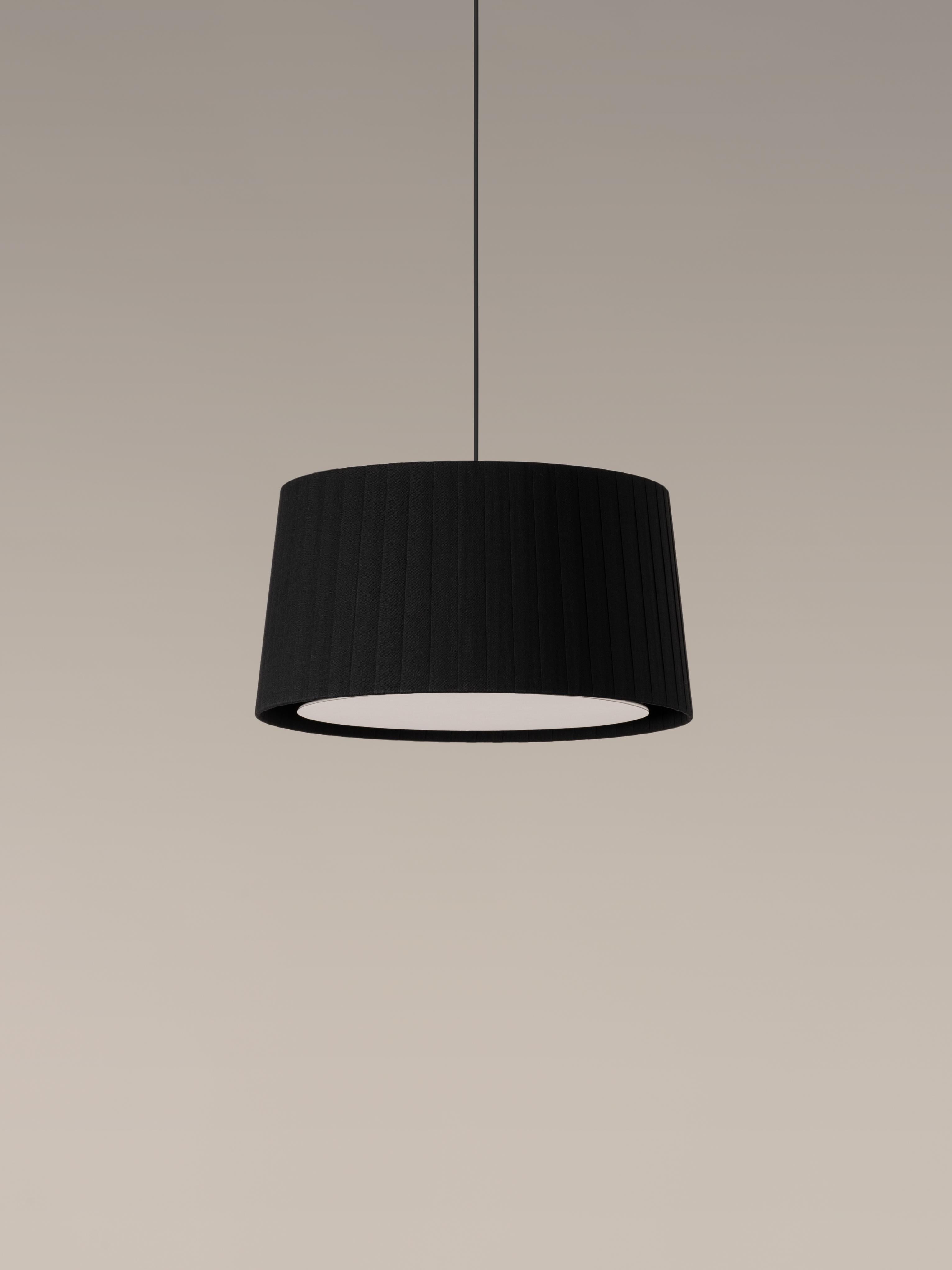 Black GT6 pendant lamp by Santa & Cole
Dimensions: D 45 x H 23 cm
Materials: Metal, ribbon.
Available in other colors. Available in 2 lights version.

Designed for intermediate volumes and household areas, GT5 and GT6 are hanging lamps with