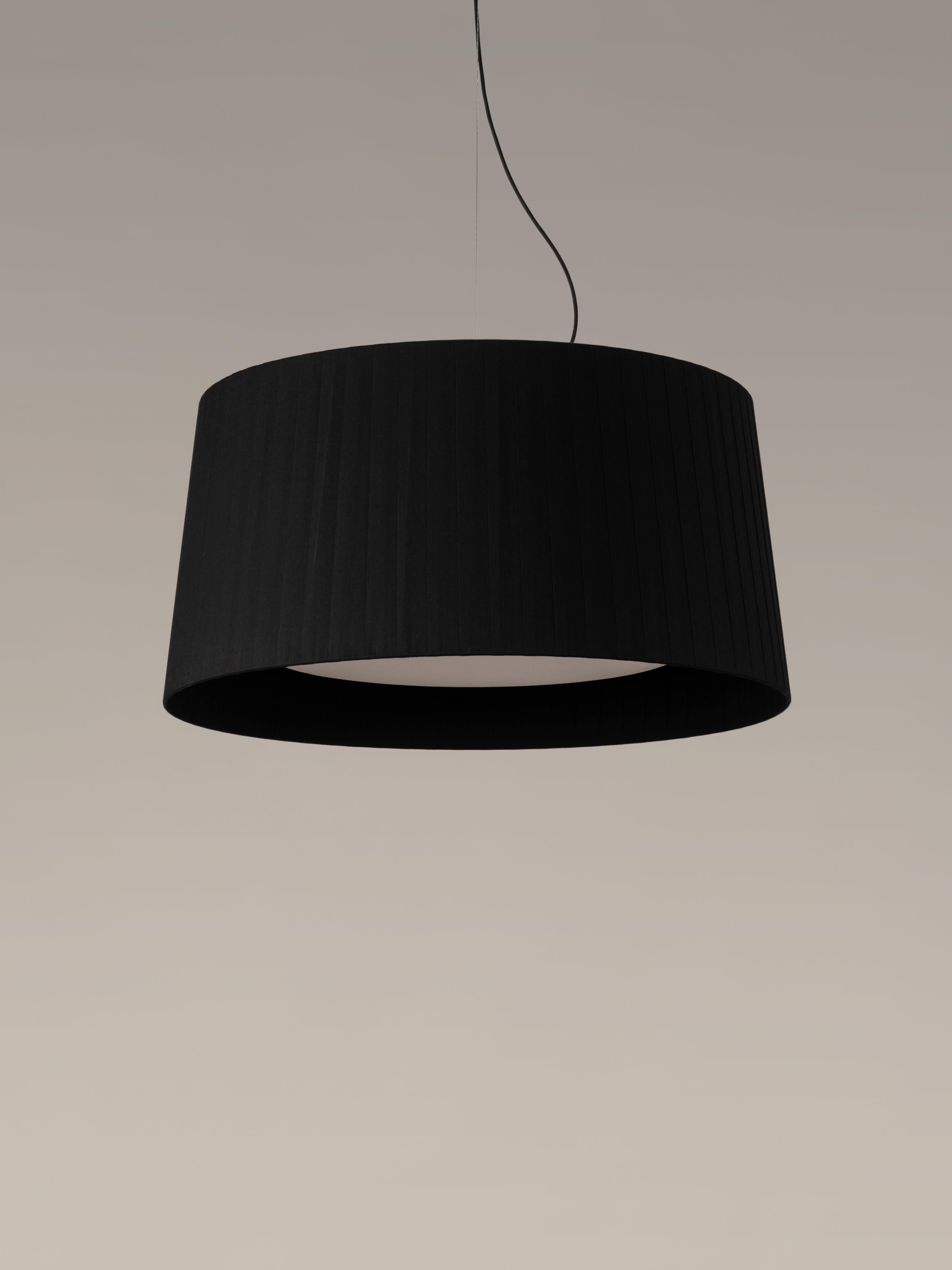 Black GT7 pendant lamp by Santa & Cole.
Dimensions: d 90 x h 44 cm.
Materials: metal, ribbon.
Available in other colors.

Designed for intermediate volumes and domestic areas, GT7 is larger, requiring a reinforced structure that adds a metal