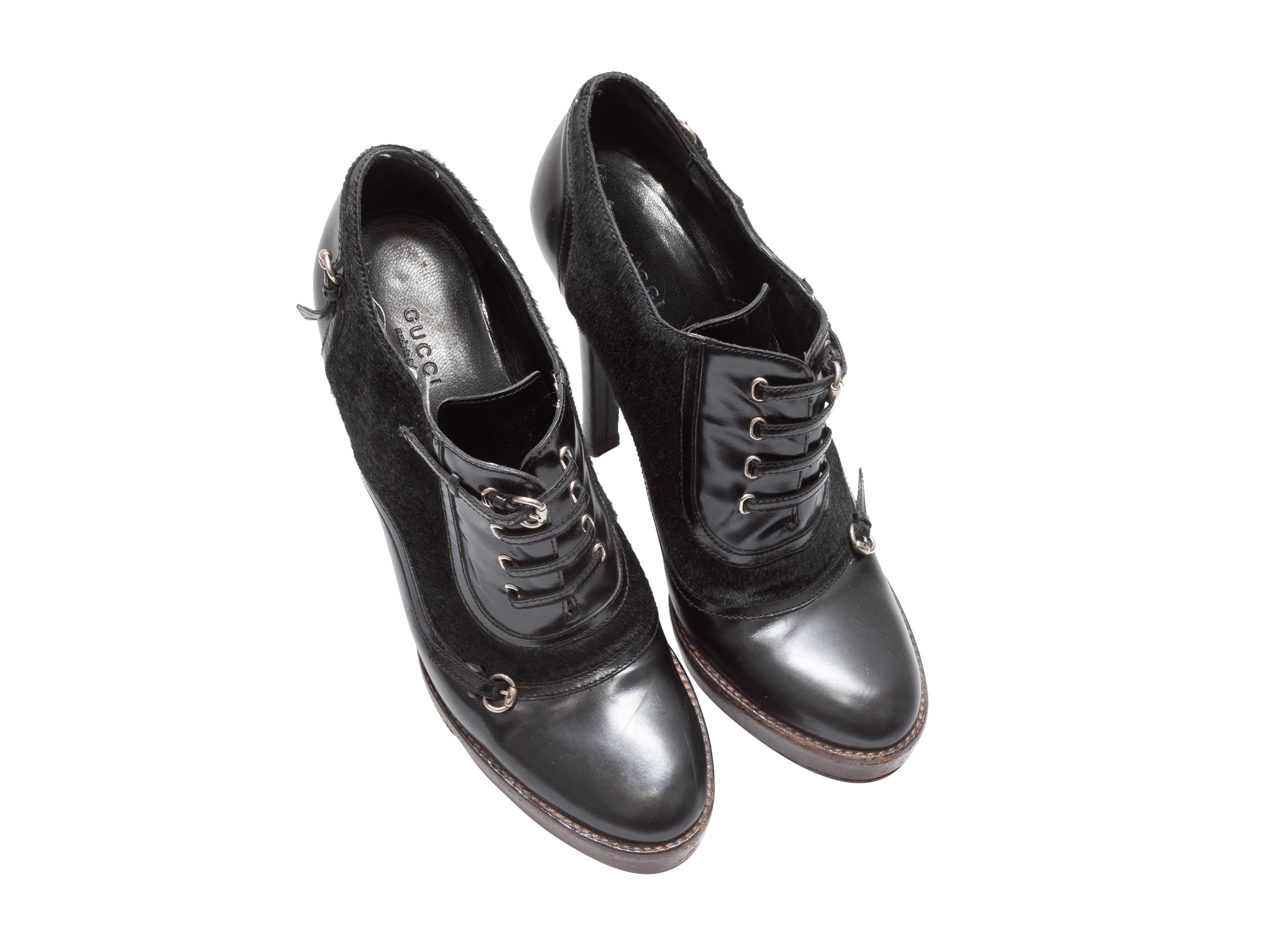 Botines con plataforma de piel negra y pelo de poni de Gucci. Plataformas apiladas. Cierres con cordones en la parte superior. Altura de la plataforma 1