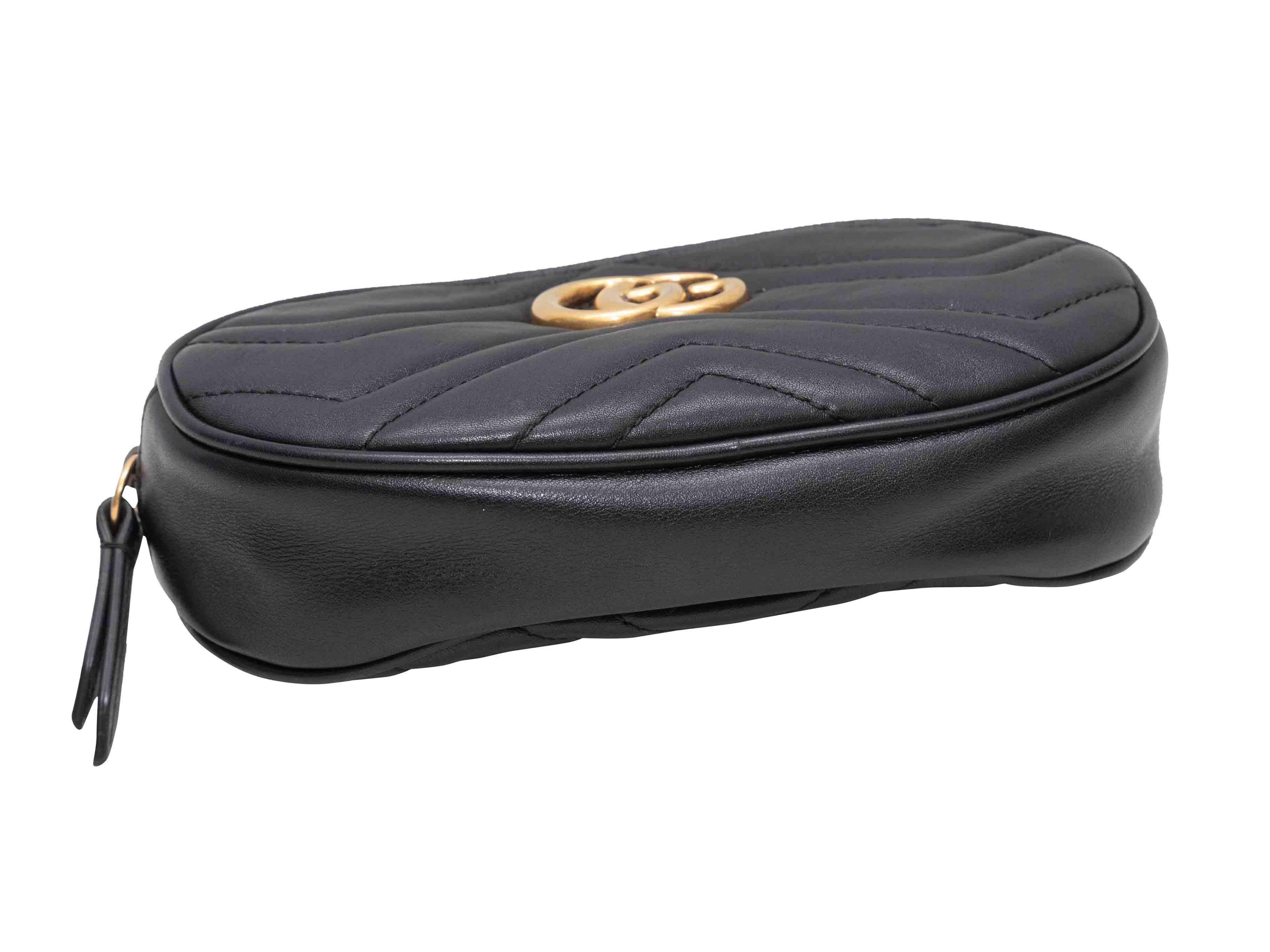 Mini bum bag nera Gucci Marmont. La Mini Bum Bag Marmont è caratterizzata da un corpo in pelle matelasse, finiture dorate, tracolla regolabile e chiusura a zip superiore. L. 7,4
