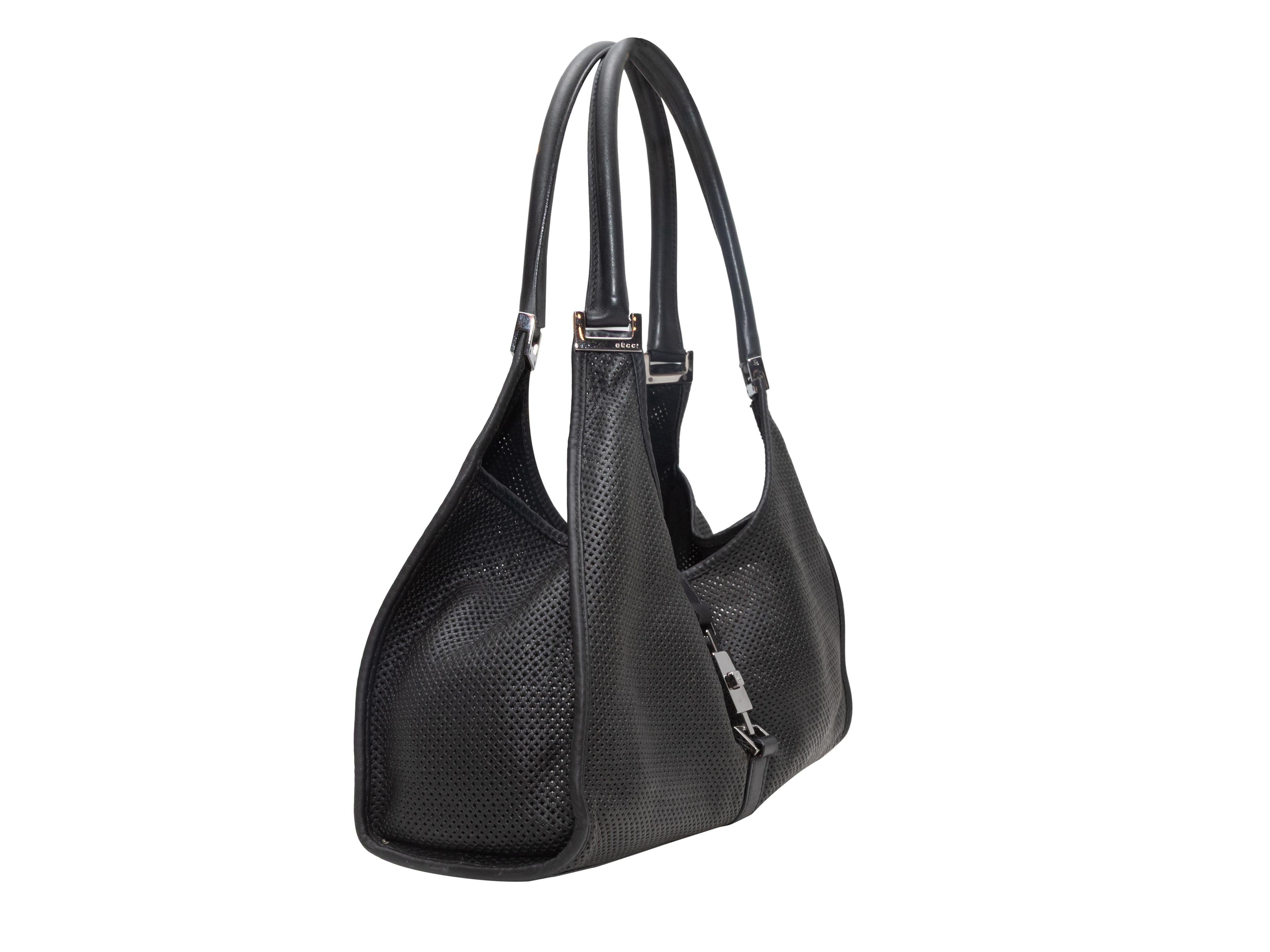 Bolso Jackie negro de piel perforada de Gucci. El bolso Jackie tiene un cuerpo de piel perforada, herrajes plateados, dos asas de hombro enrolladas y un cierre de hebilla superior. 12