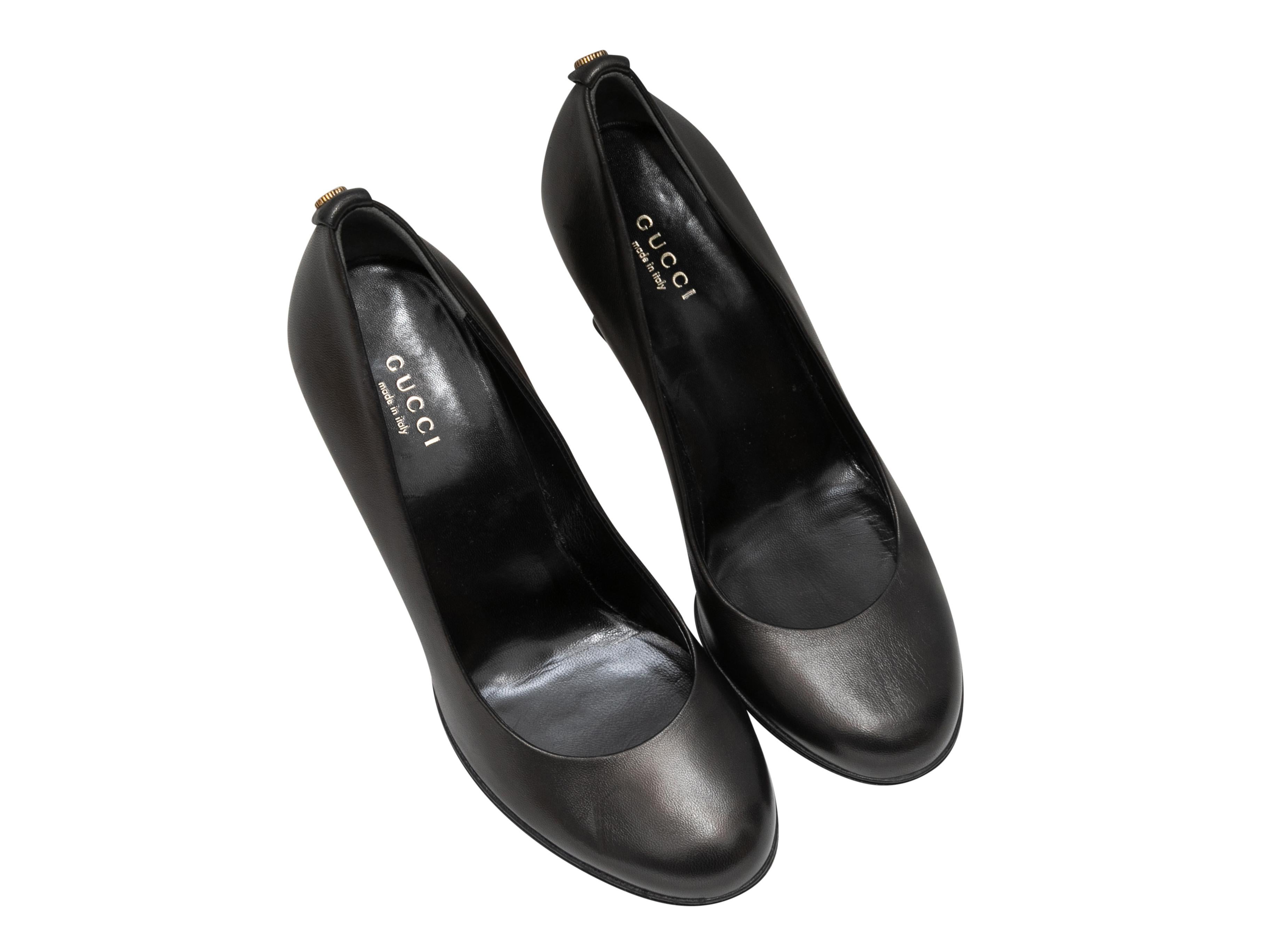 Escarpins à bout rond en cuir noir signés Gucci. Hauteur du talon : 3,5