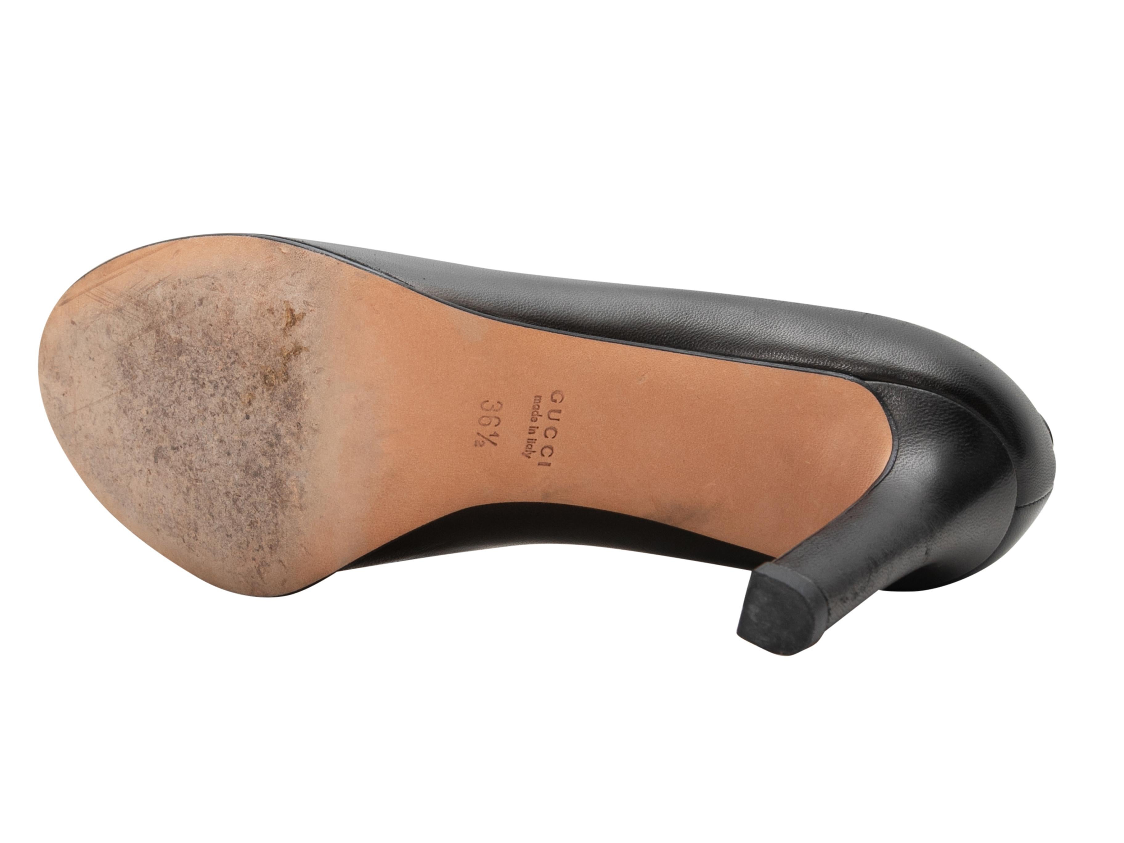 Escarpins en cuir noir Gucci à bout rond Taille 36.5 en vente 1