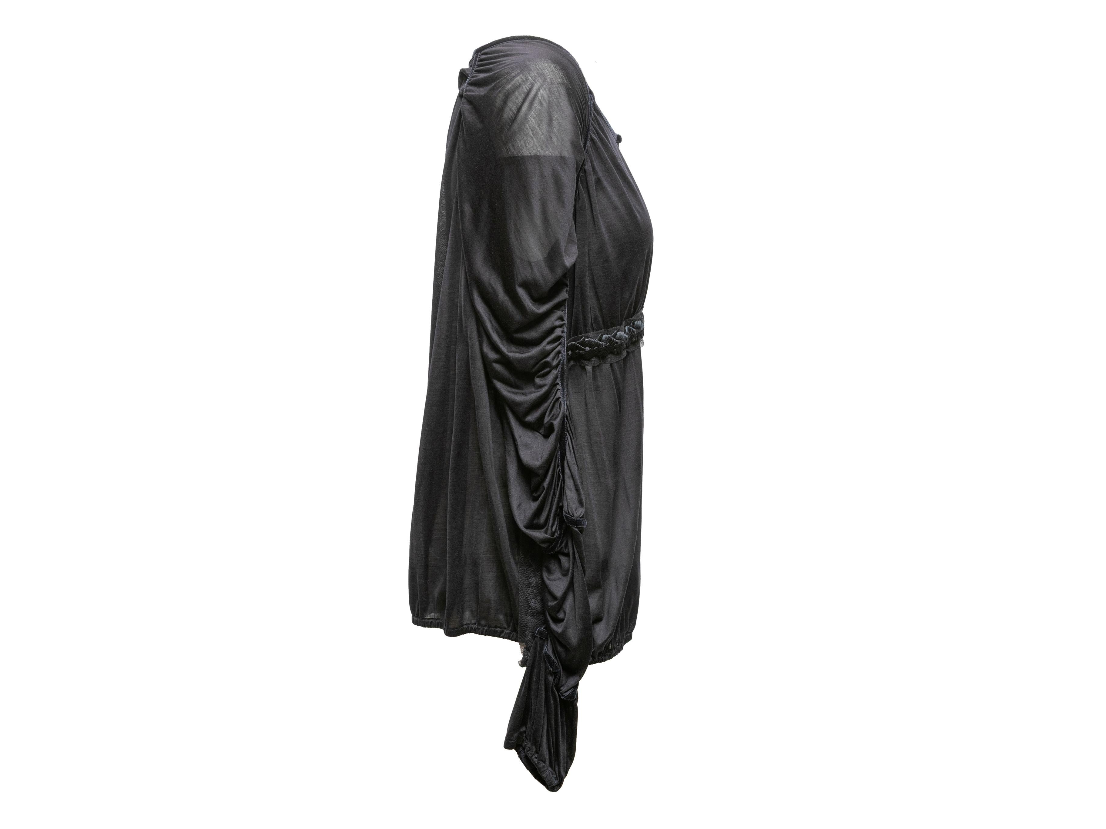 Top in seta nera con maniche lunghe e increspature di Gucci. Rivestimento in velluto. Girocollo. Dettagli ricamati in vita. Busto di 34 pollici, larghezza spalle di 16 pollici, lunghezza di 25 pollici.

