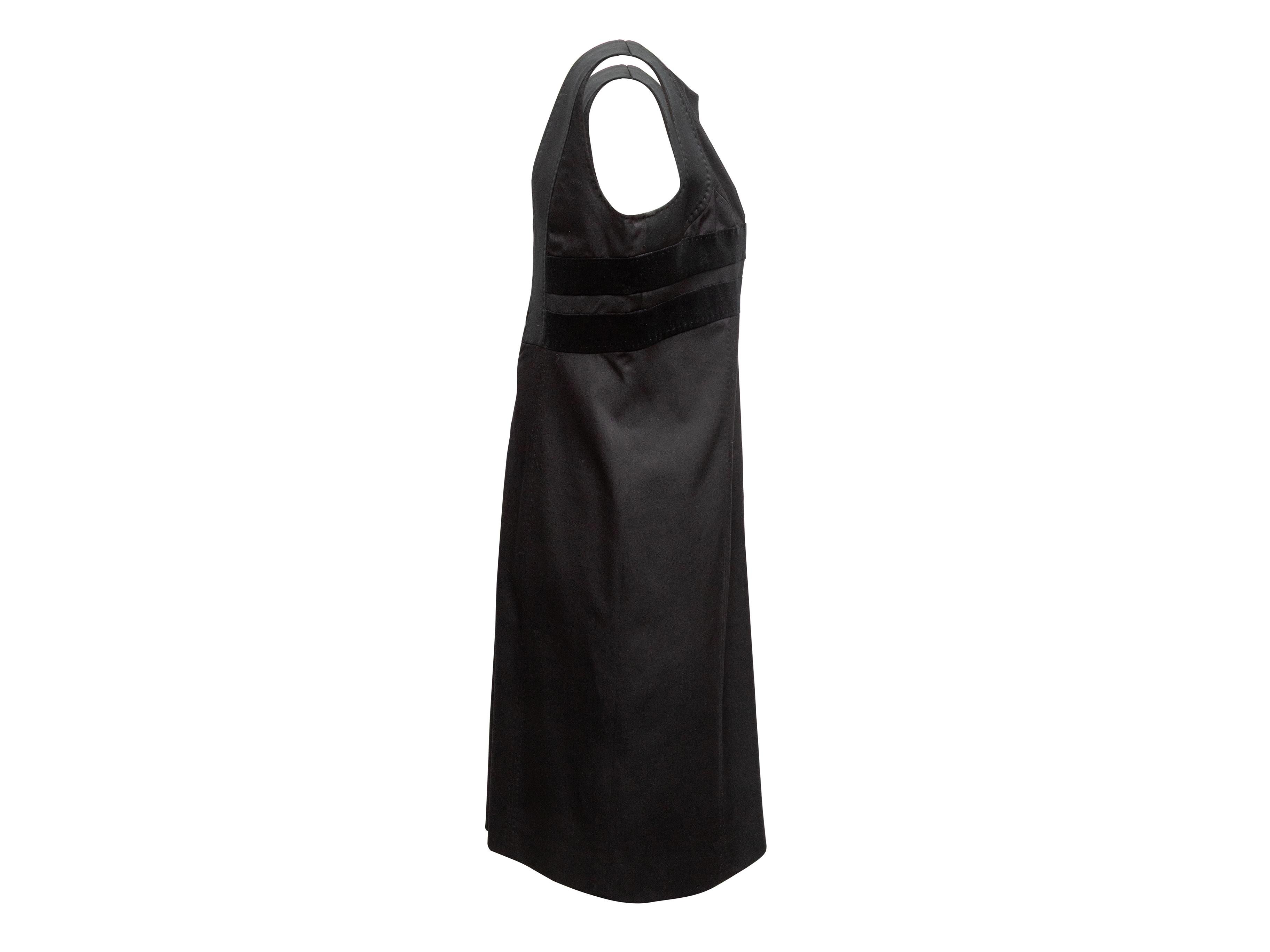 Abito senza maniche in velluto nero di Gucci. Scollo a bateau. Chiusura con zip sul retro. Seno 37