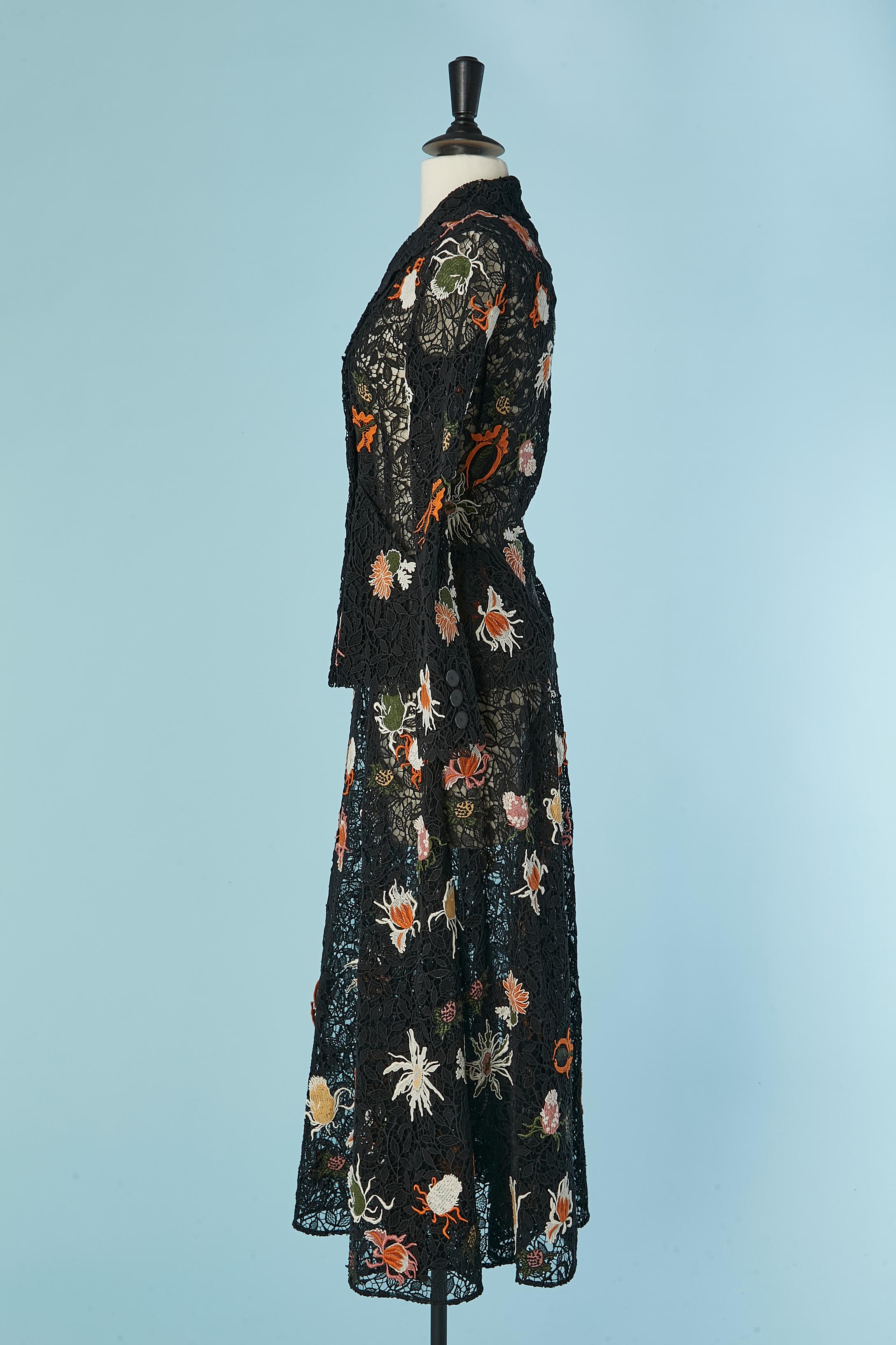 Completo giacca e gonna in guipure nero con applicazioni floreali CHRISTIAN DIOR in vendita 2