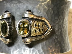 Bracciale nero martellato con ornamento