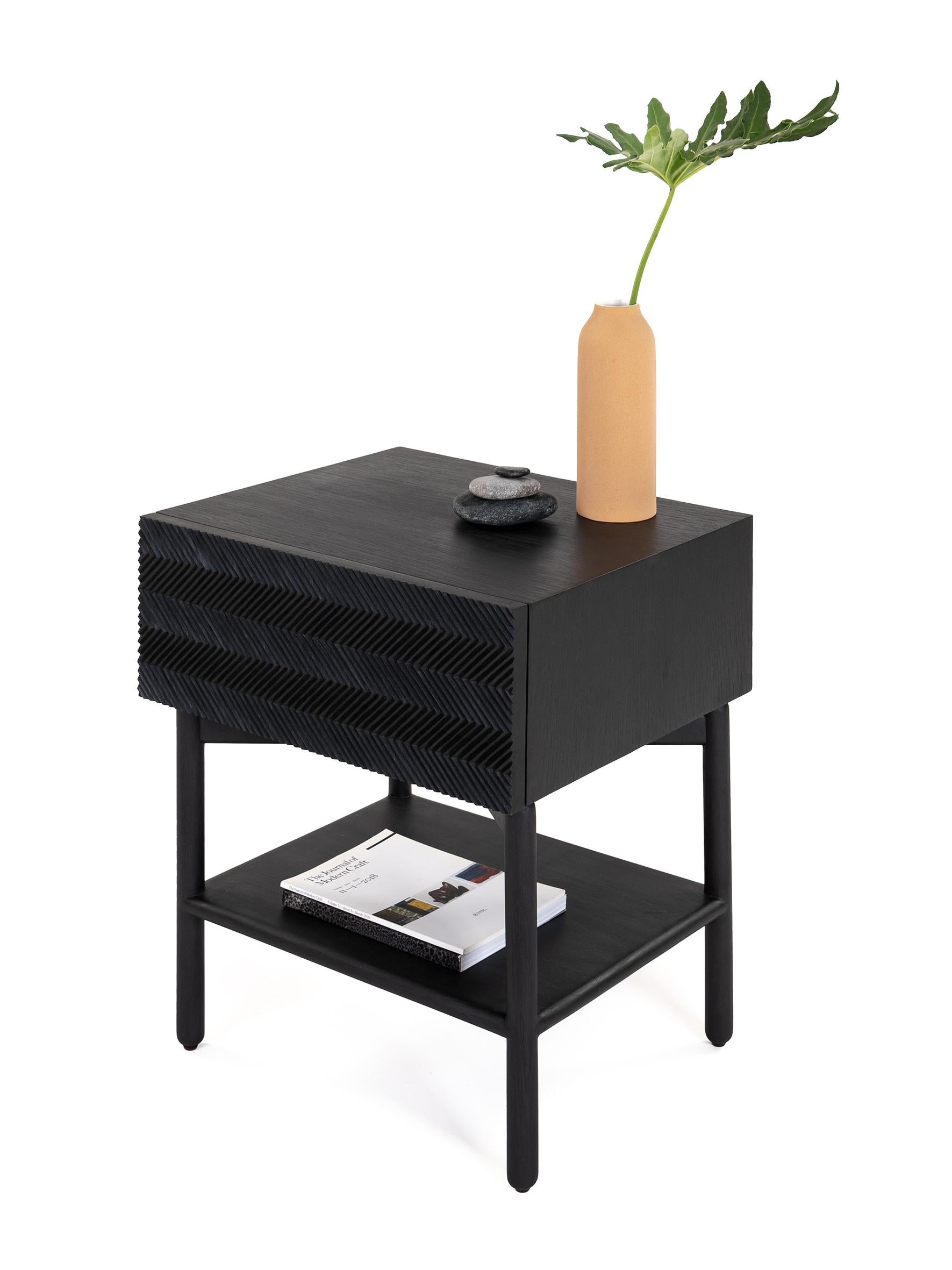 Table de nuit noire sculptée à la main en bois de cèdre avec un tiroir, table auxiliaire en vente 3