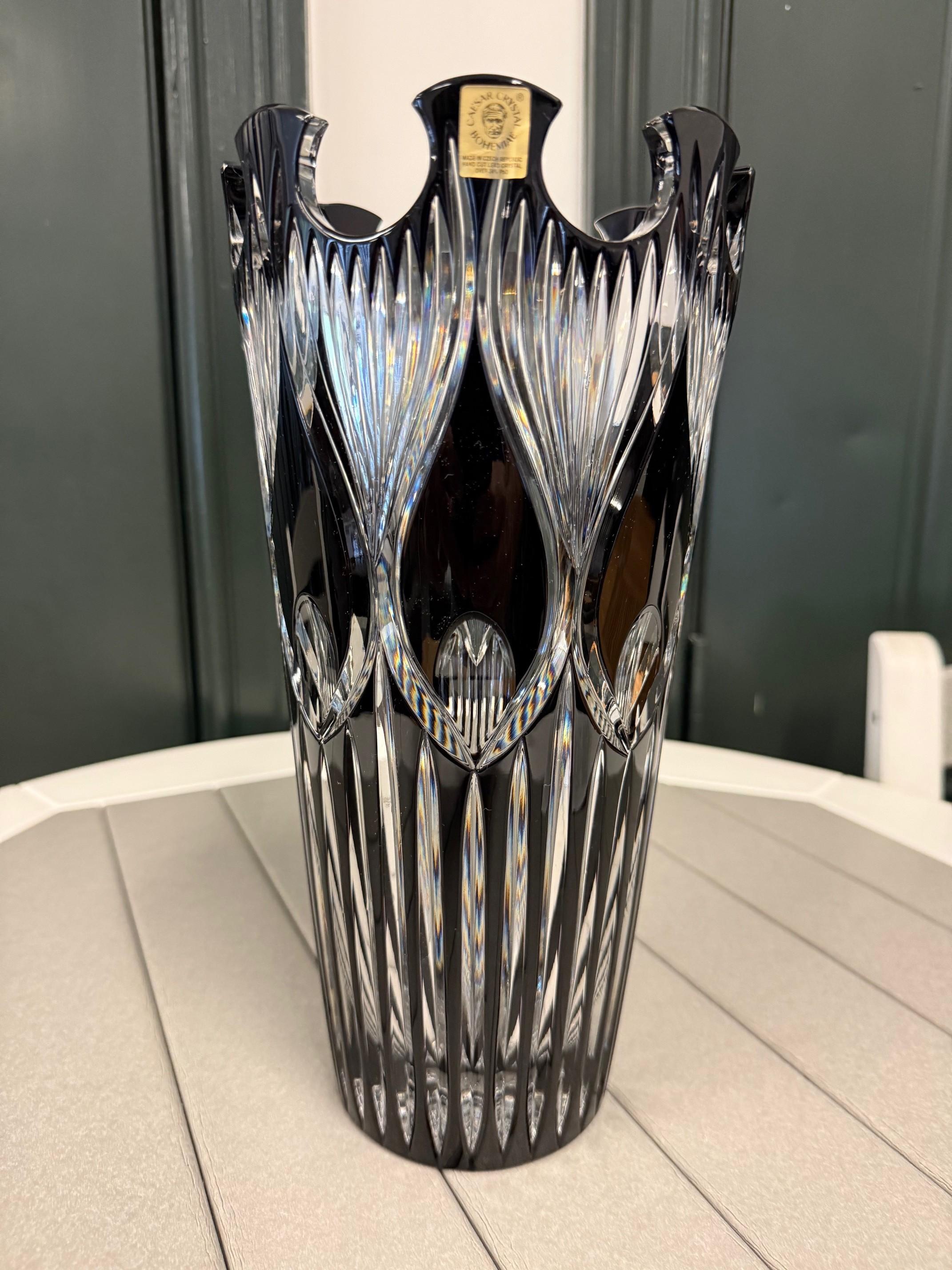 Atemberaubende schwarze Vase aus handgeschliffenem Bleikristall, die von den besten tschechischen Glasmachern als Kunstwerk geschaffen wurde. Die Caesar Crystal Company in der Tschechischen Republik vertreibt seit 1861 handgeschliffene