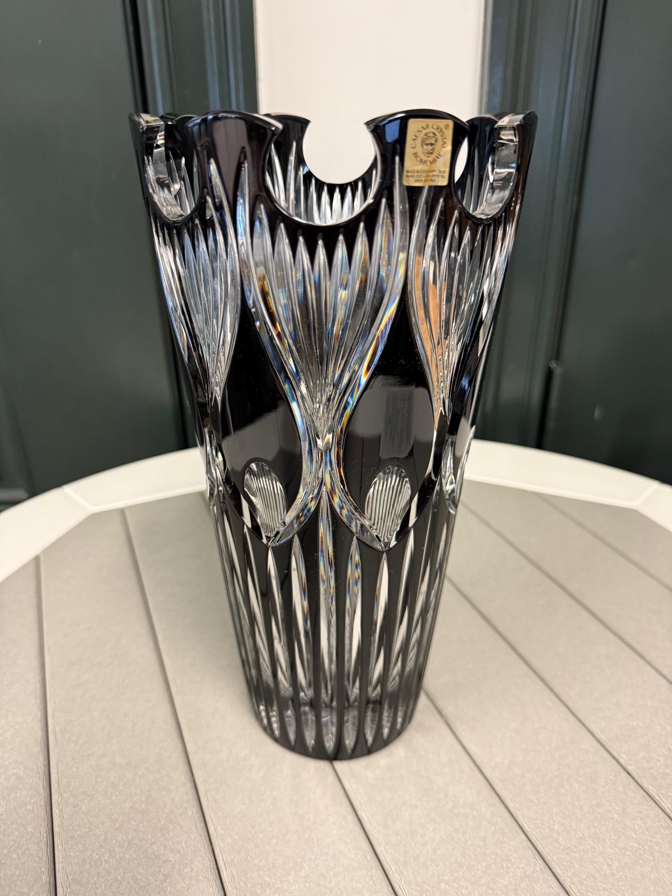 Schwarze Vase aus handgeschliffenem Bleikristall von Caesar Crystal Bohemiae Co. Tschechische Republik im Zustand „Hervorragend“ im Angebot in Stamford, CT