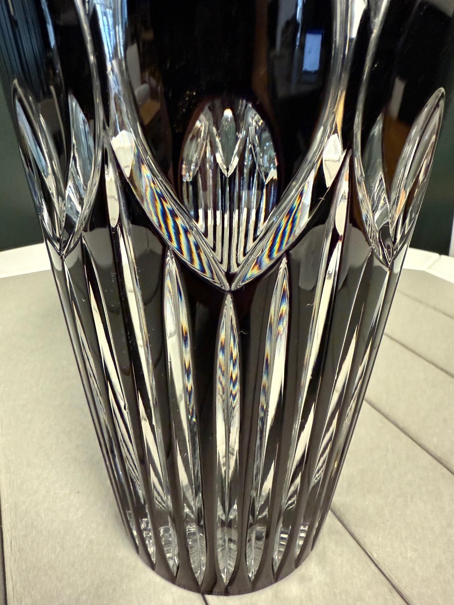 Schwarze Vase aus handgeschliffenem Bleikristall von Caesar Crystal Bohemiae Co. Tschechische Republik (20. Jahrhundert) im Angebot