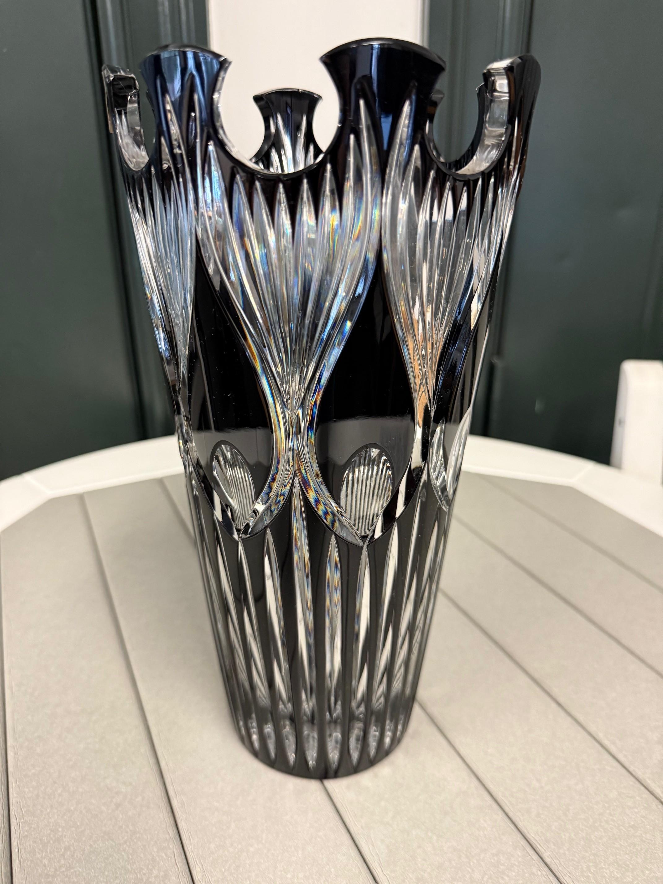 Schwarze Vase aus handgeschliffenem Bleikristall von Caesar Crystal Bohemiae Co. Tschechische Republik (Kristall) im Angebot