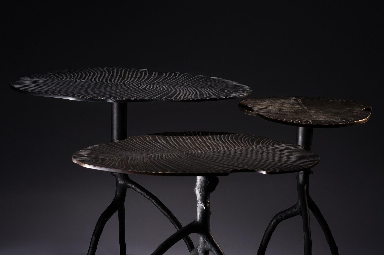Moulage Triptyque de tables empilables Dickinsonia noires fabriquées à la main en bronze par Eric Gizard en vente