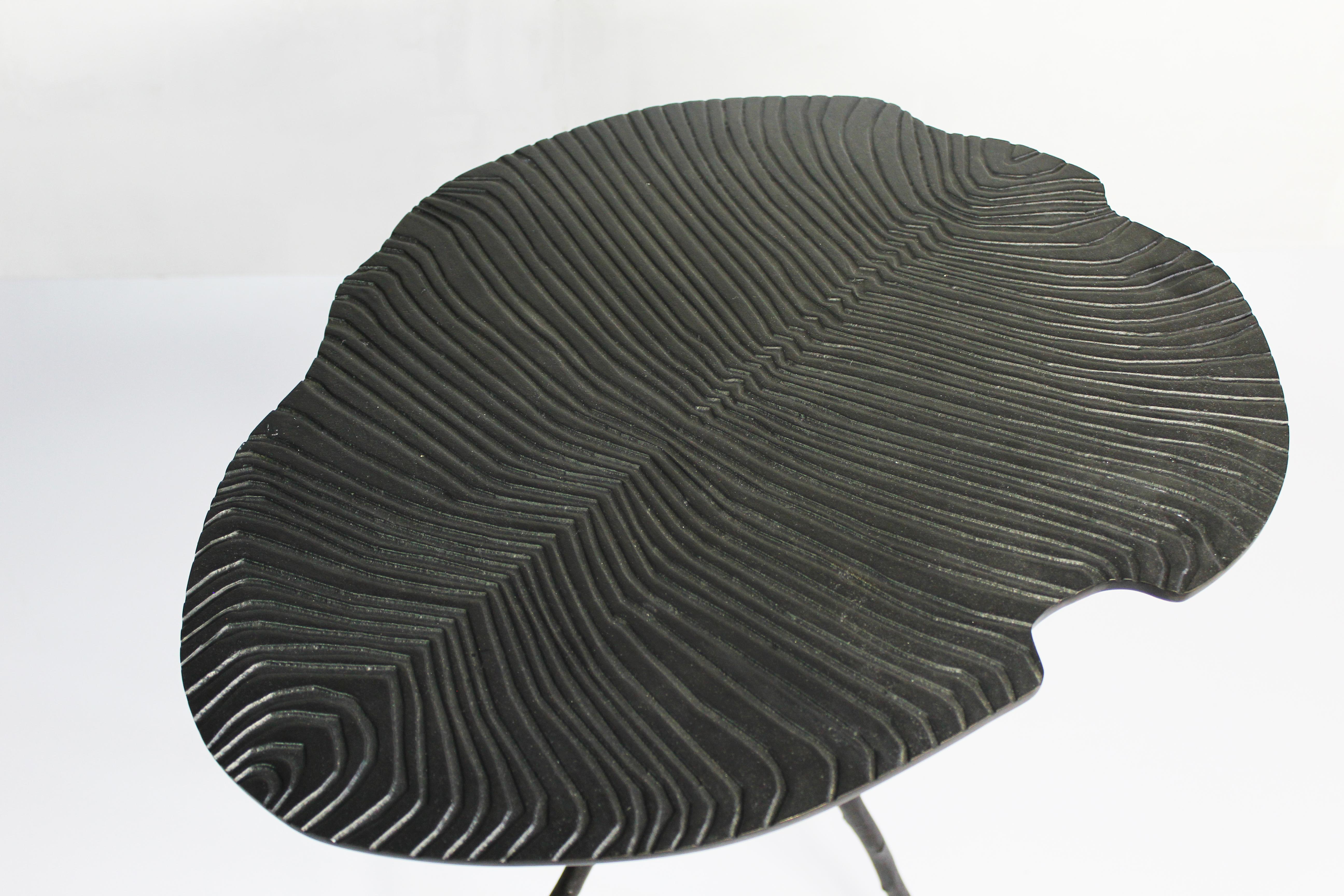 XXIe siècle et contemporain Triptyque de tables empilables Dickinsonia noires fabriquées à la main en bronze par Eric Gizard en vente