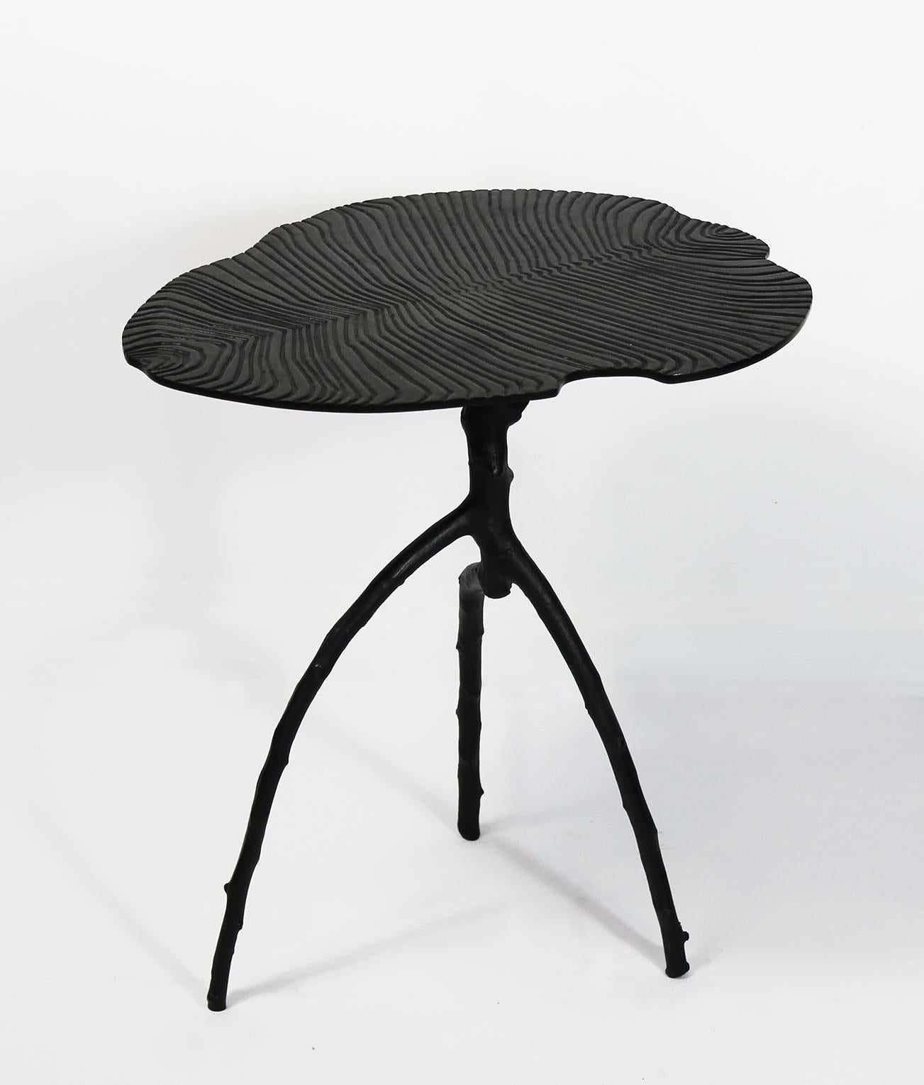 Triptyque de tables empilables Dickinsonia noires fabriquées à la main en bronze par Eric Gizard en vente 2
