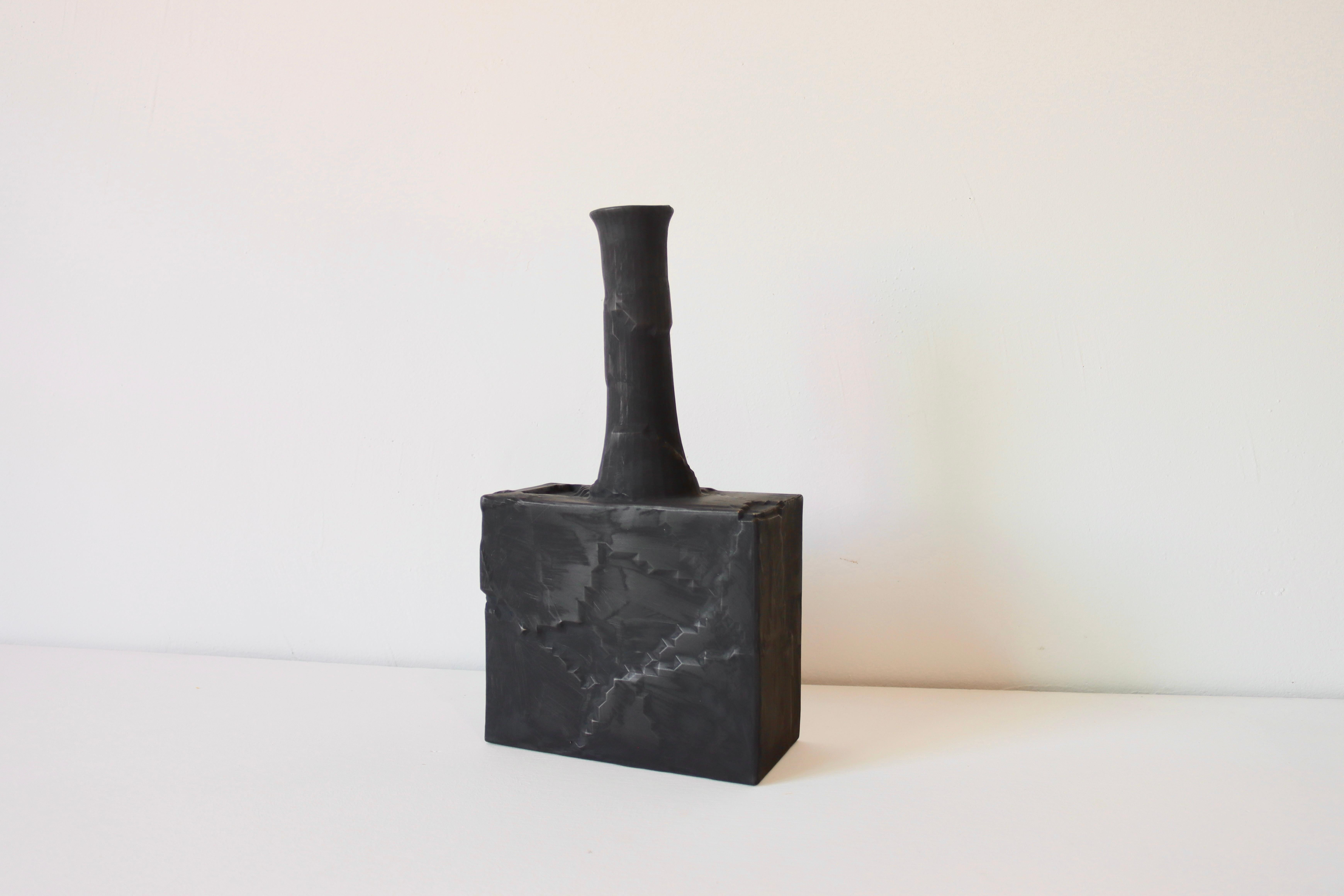 Chinois Vase en céramique noir fait à la main -  Texture peeling, minimalisme (set lot de 6) en vente