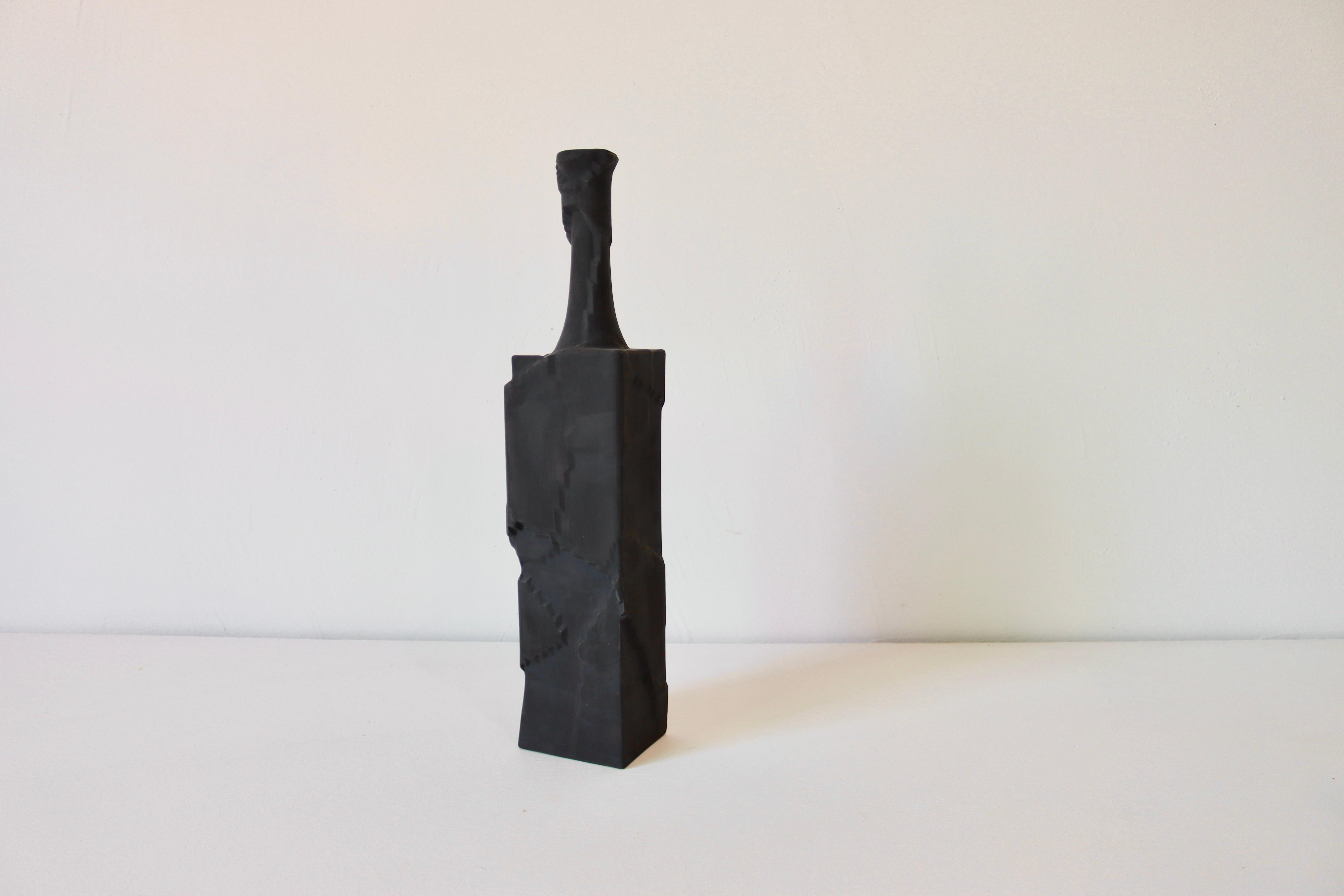 XXIe siècle et contemporain Vase en céramique noir fait à la main -  Texture peeling, minimalisme (set lot de 6) en vente