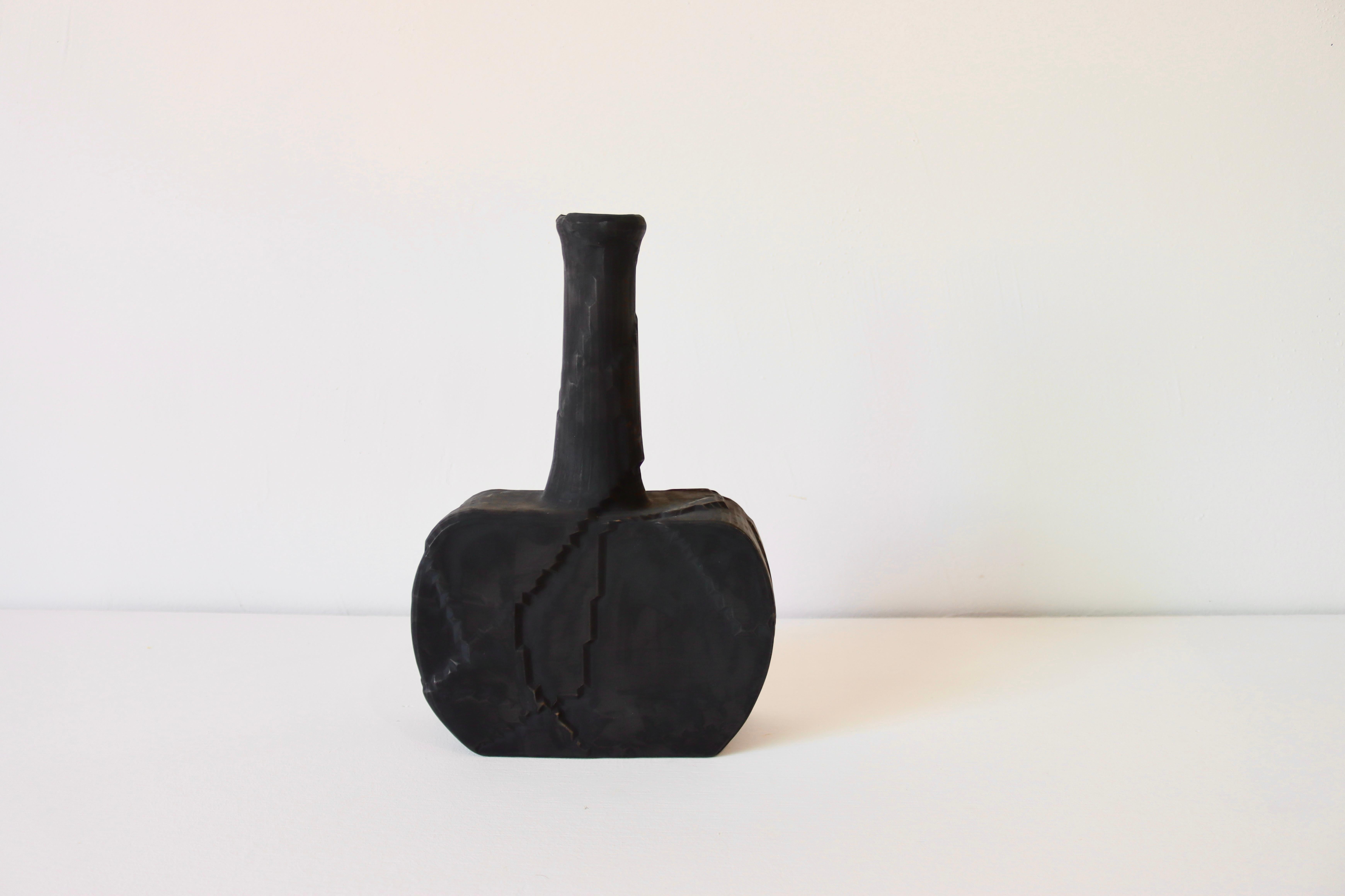 Céramique Vase en céramique noir fait à la main -  Texture peeling, minimalisme (set lot de 6) en vente