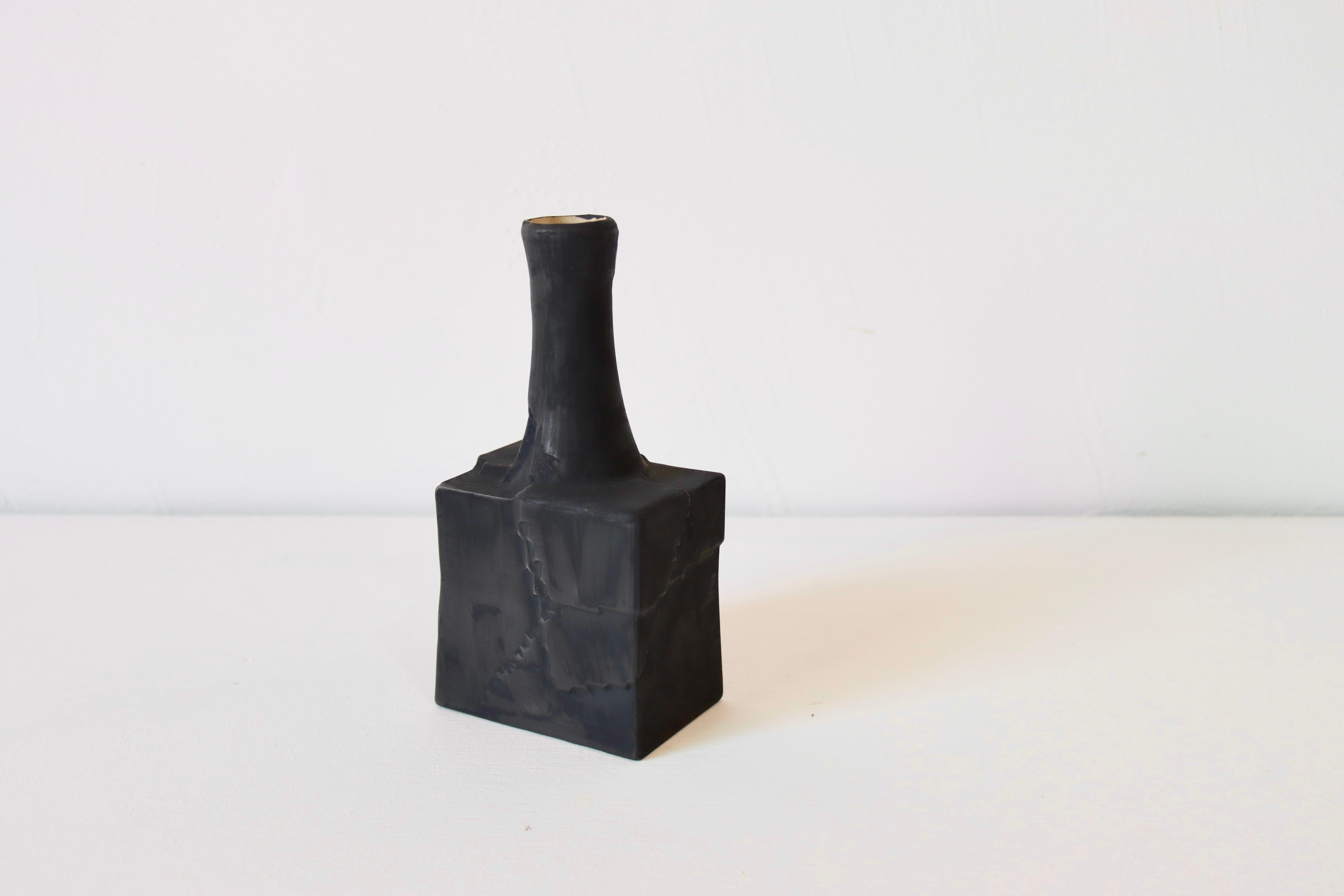 Vase en céramique noir fait à la main -  Texture peeling, minimalisme (set lot de 6) en vente 1