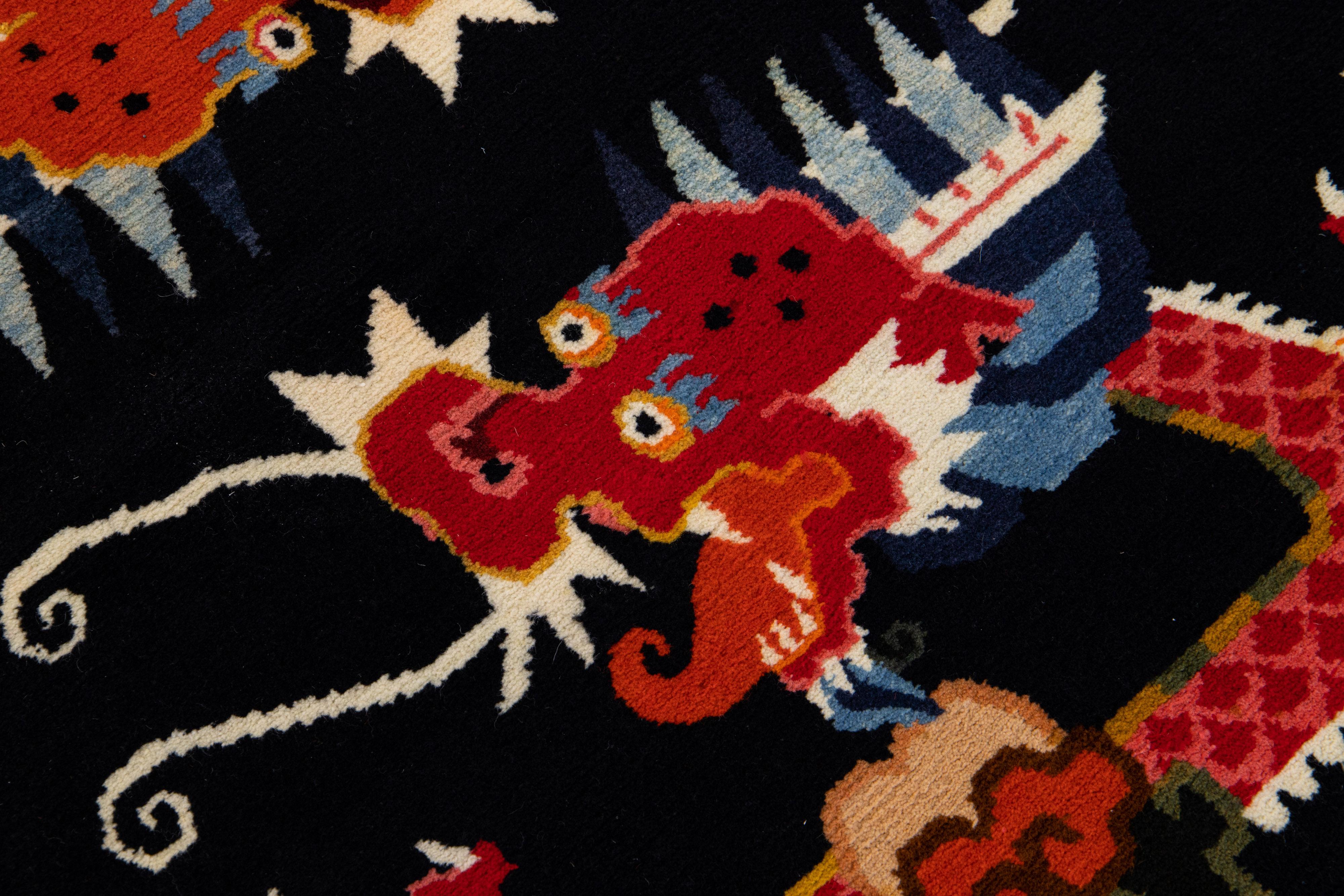 Schwarzer handgefertigter chinesischer Pekinger Scatter-Wollteppich mit traditionellem Motiv im Zustand „Hervorragend“ im Angebot in Norwalk, CT
