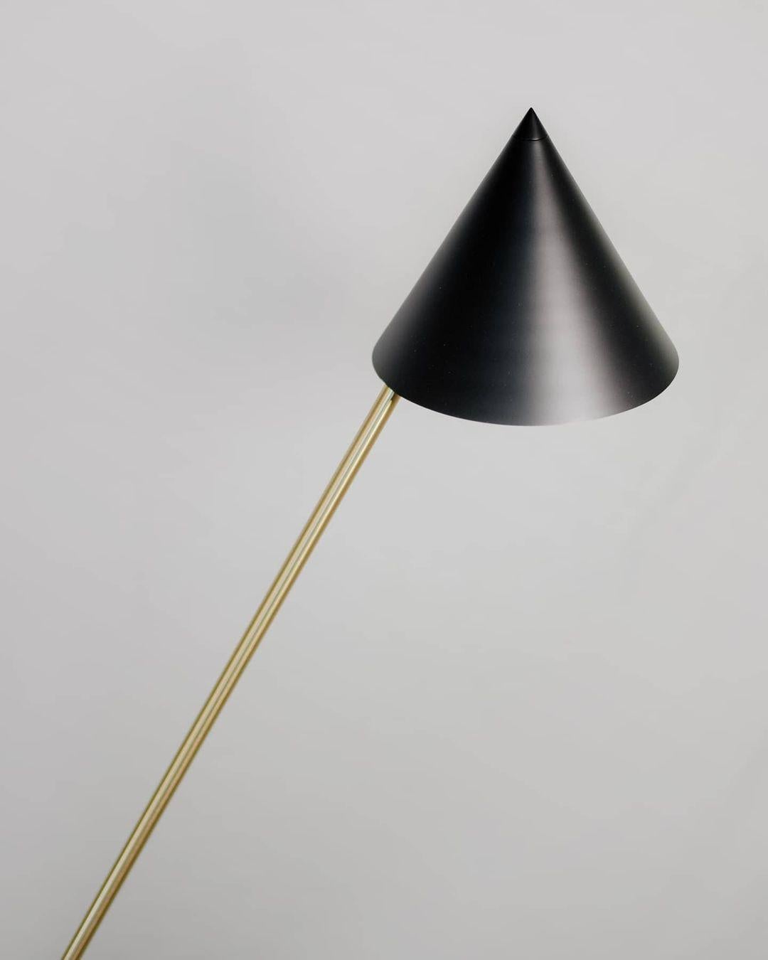 Postmoderno Lampada da terra Black Hat, Cone Down, di Atelier Ati in vendita