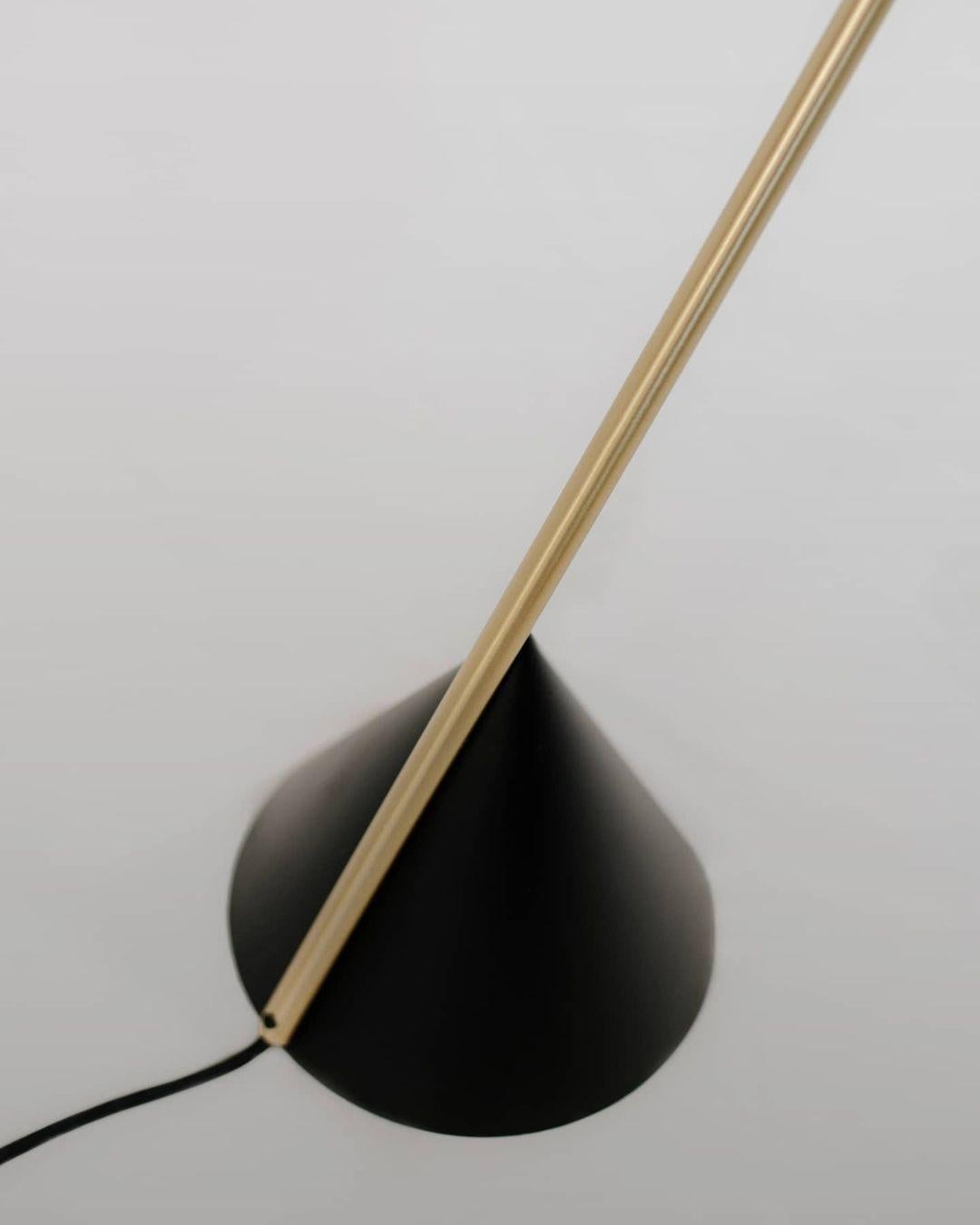 Tedesco Lampada da terra Black Hat, Cone Down, di Atelier Ati in vendita