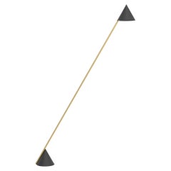 Black Hat Floor Light, Cone Downs, par Atelier Areti