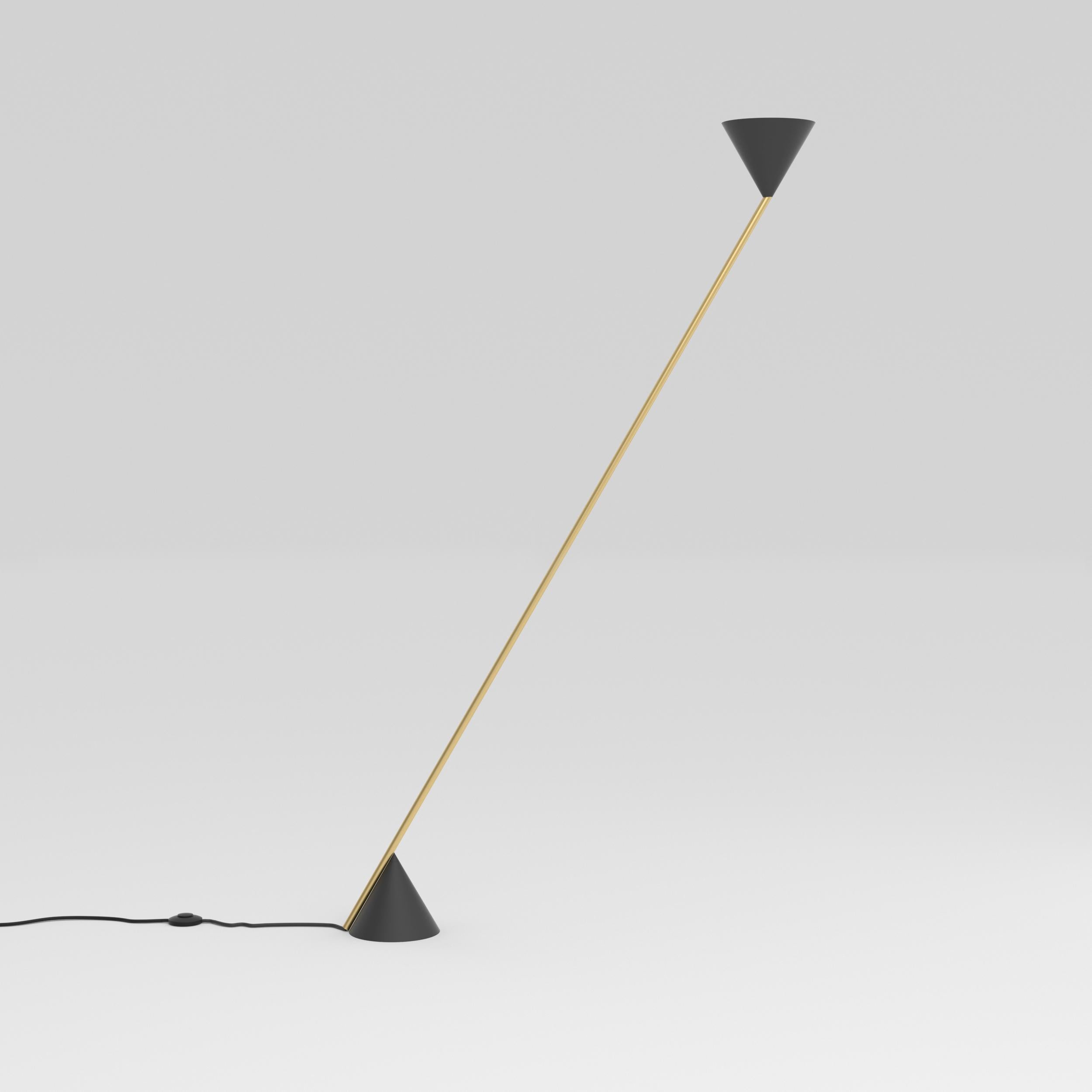 Lampada da terra Black Hat di Atelier A Light
Dimensioni: P 18 x L 81 x H 139,5 cm.
Materiali: Ottone spazzolato, metallo verniciato a polvere.

Disponibile in ottone o nichel.
Disponibile con riflettore in ottone o bianco.
Disponibile con coni