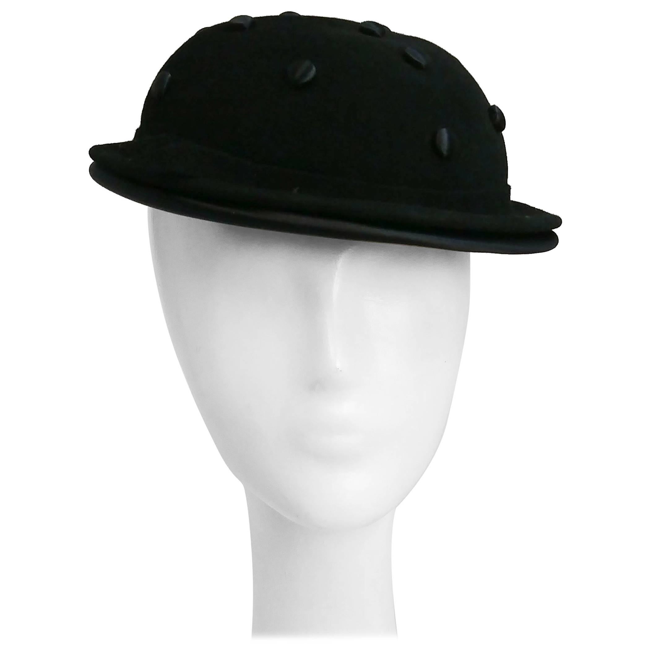 Chapeau noir avec boutons recouverts, années 1930 en vente